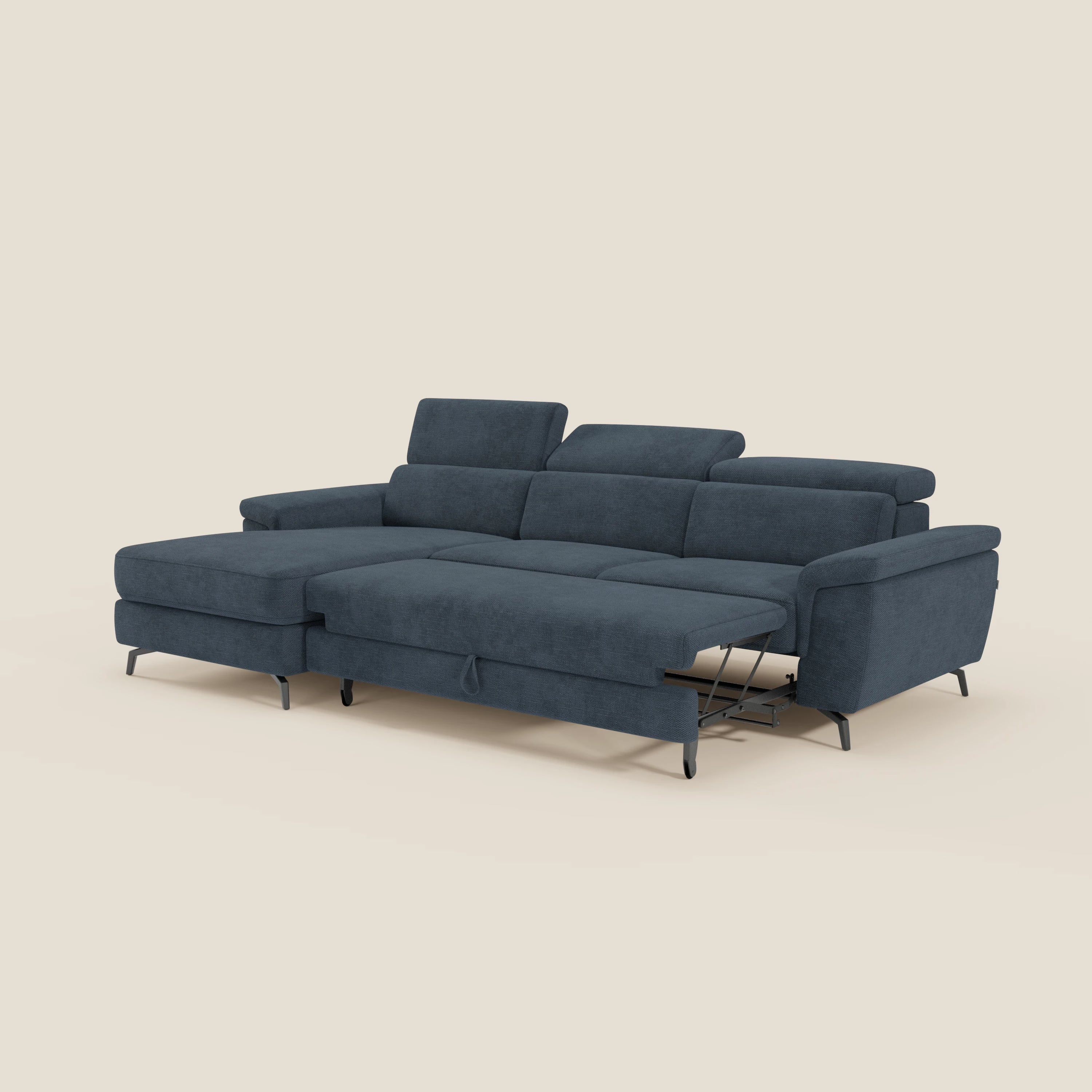 Il divano estraibile Estro T14 blu di Divani.Store è caratterizzato da una chaise-longue a sinistra, poggiatesta regolabili, gambe sottili in metallo nero e poggiapiedi allungato a destra, il tutto in tessuto impermeabile su sfondo panna.
