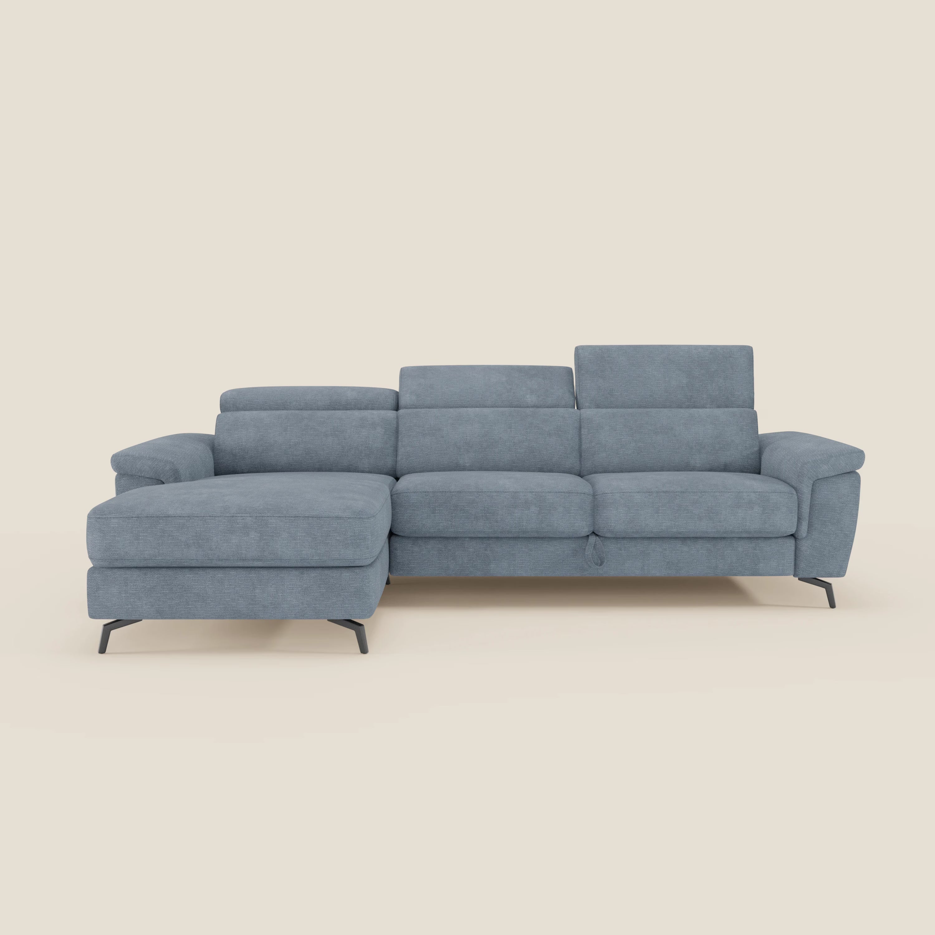 Il divano estraibile Estro di Divani.Store è caratterizzato da chaise longue sinistra, poggiatesta reclinabili e morbido tessuto impermeabile T14 carta da zucchero, con tre sedute, braccioli arrotondati e gambe in metallo nero su sfondo crema.