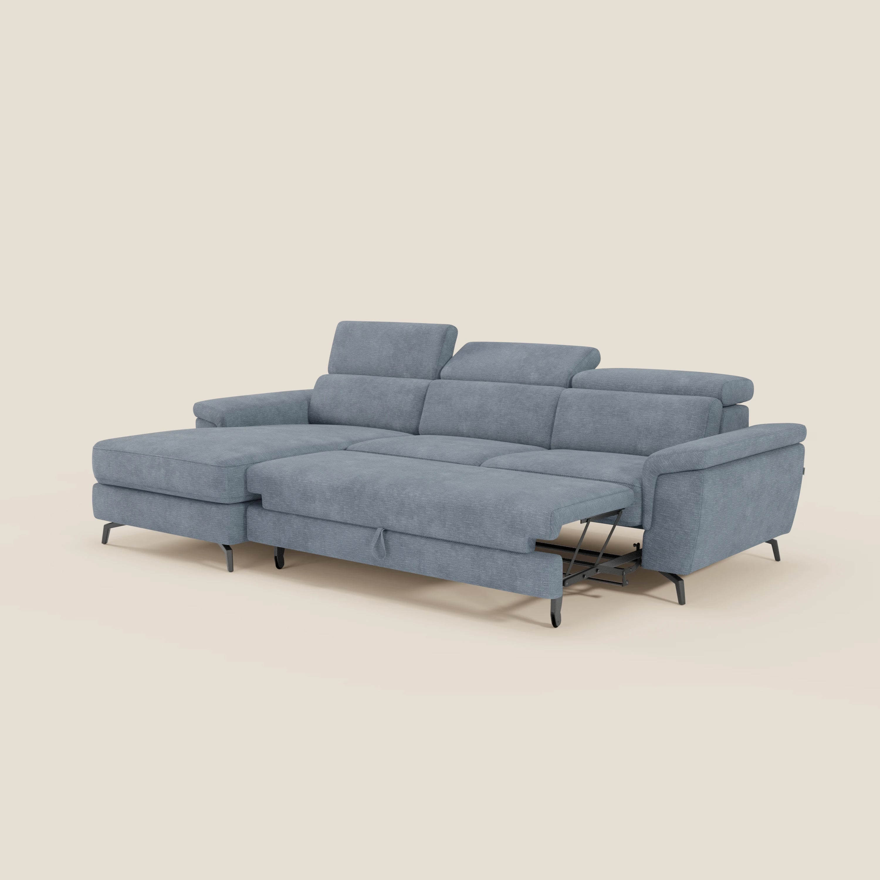 Estro Divano estraibile di Divani.Store è dotato di chaise-longue sinistra, poggiatesta reclinabili e poggiapiedi allungato. Rivestito in tessuto impermeabile T14 carta da zucchero e con gambe in metallo nero, si staglia con stile su uno sfondo color crema.