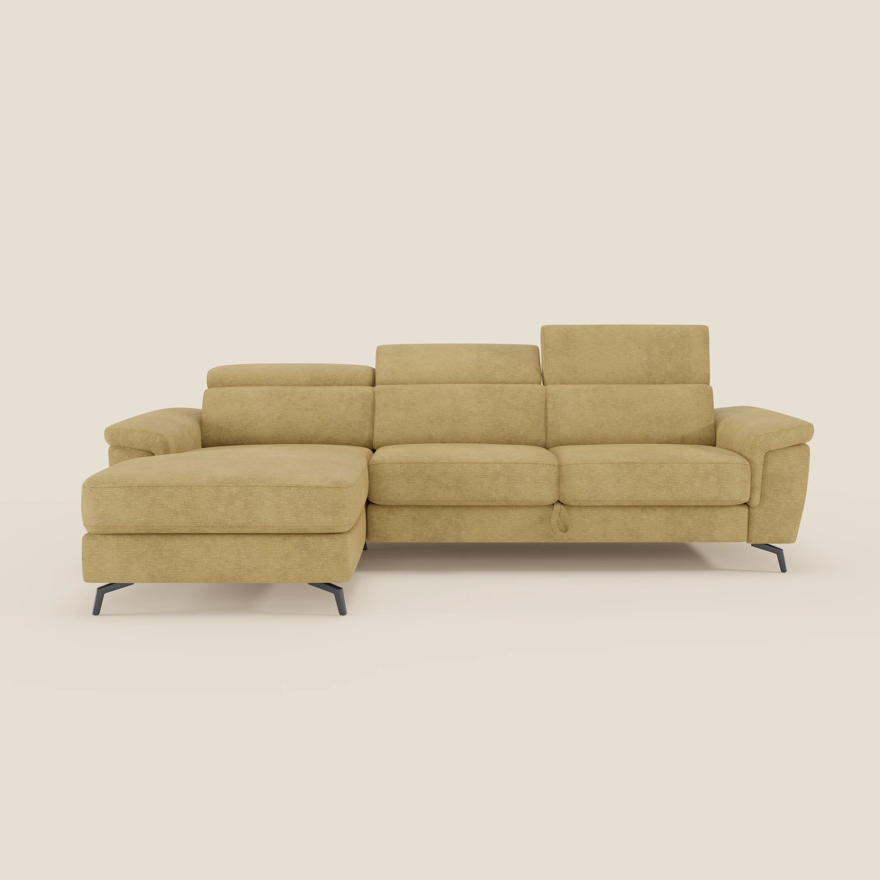 Estro Divano di Divani.Store è caratterizzato da una chaise-longue rivolta verso sinistra, tre sedute, poggiatesta regolabili, ampi braccioli e gambe in metallo nero rivestite in tessuto impermeabile giallo T14. Il tutto su uno sfondo chiaro per un look moderno.