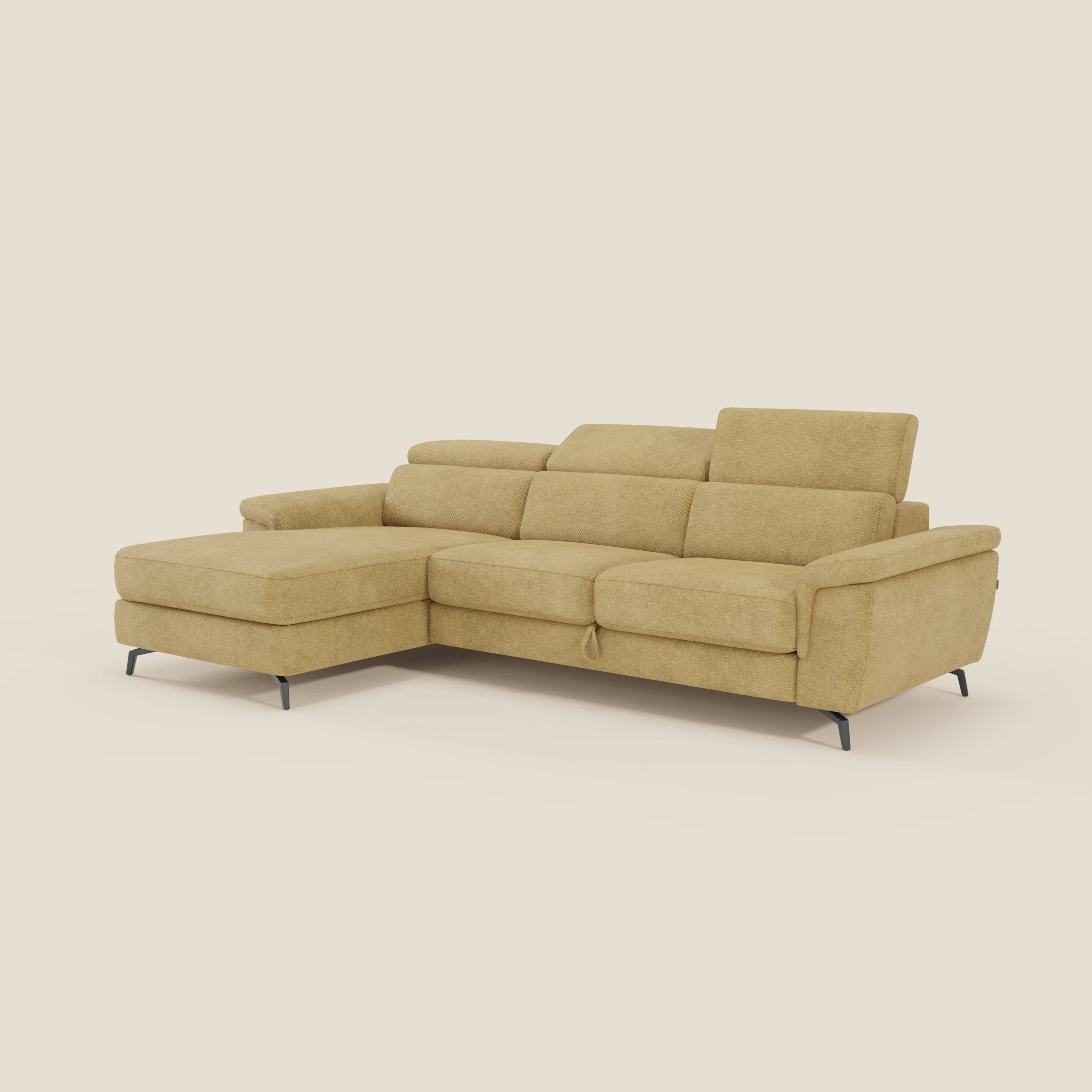 Estro Divano estraibile di Divani.Store è caratterizzato da una chaise-longue rivolta a sinistra, poggiatesta reclinabili e rivestimento in tessuto impermeabile T14 giallo. Si regge su sottili gambe in metallo nero su uno sfondo beige chiaro.
