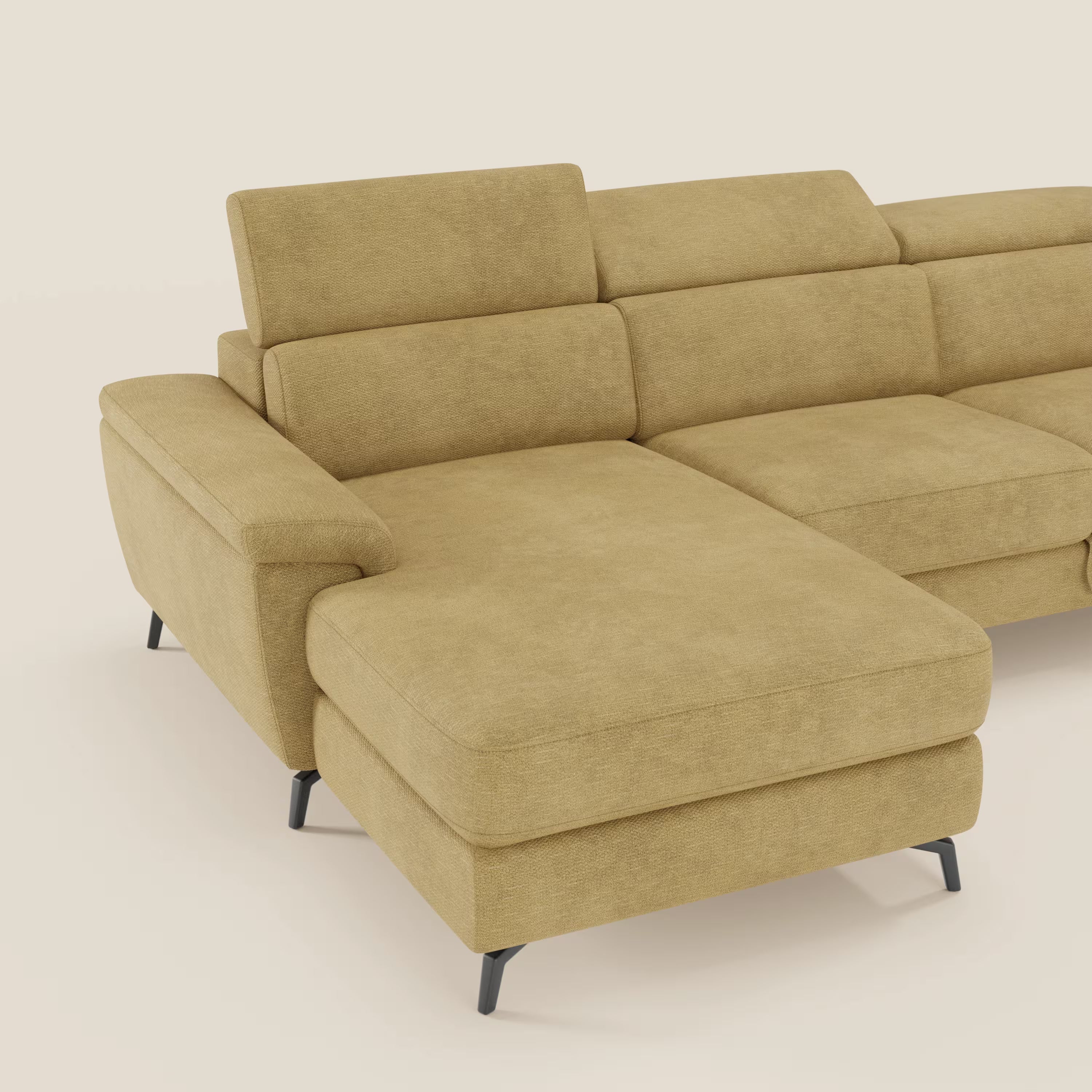 Estro Divano estraibile di Divani.Store è caratterizzato da una chaise-longue orientata a sinistra, poggiatesta reclinabili e sedute morbide in tessuto giallo T14 resistente all'acqua, accentuate da gambe nere, perfette per gli spazi moderni.