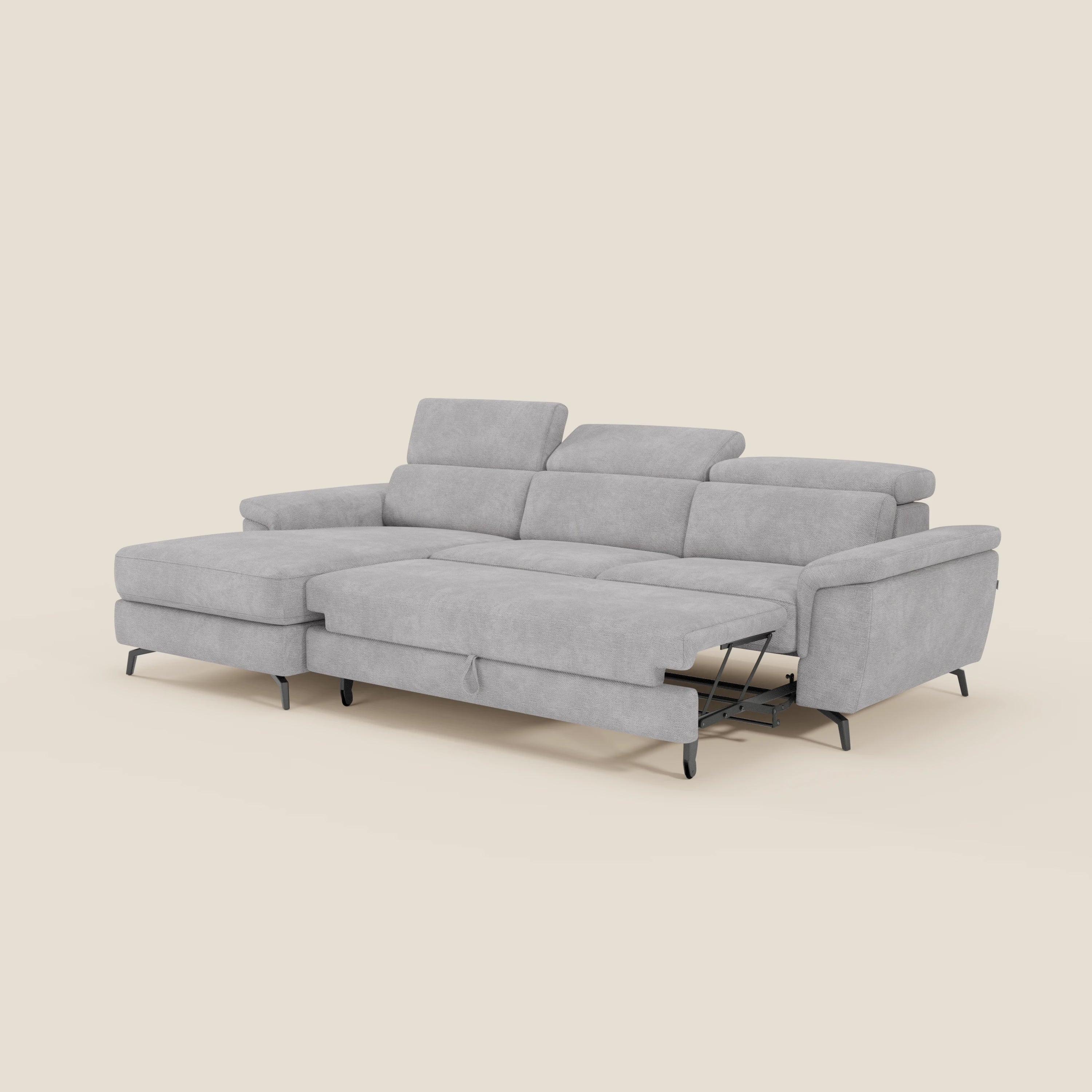 Estro Divano estraibile di Divani.Store è caratterizzato da una chaise-longue a sinistra, da una poltrona reclinabile parzialmente estesa a destra, da poggiatesta regolabili e da sottili gambe nere in tessuto impermeabile grigio chiaro T14 su sfondo crema.