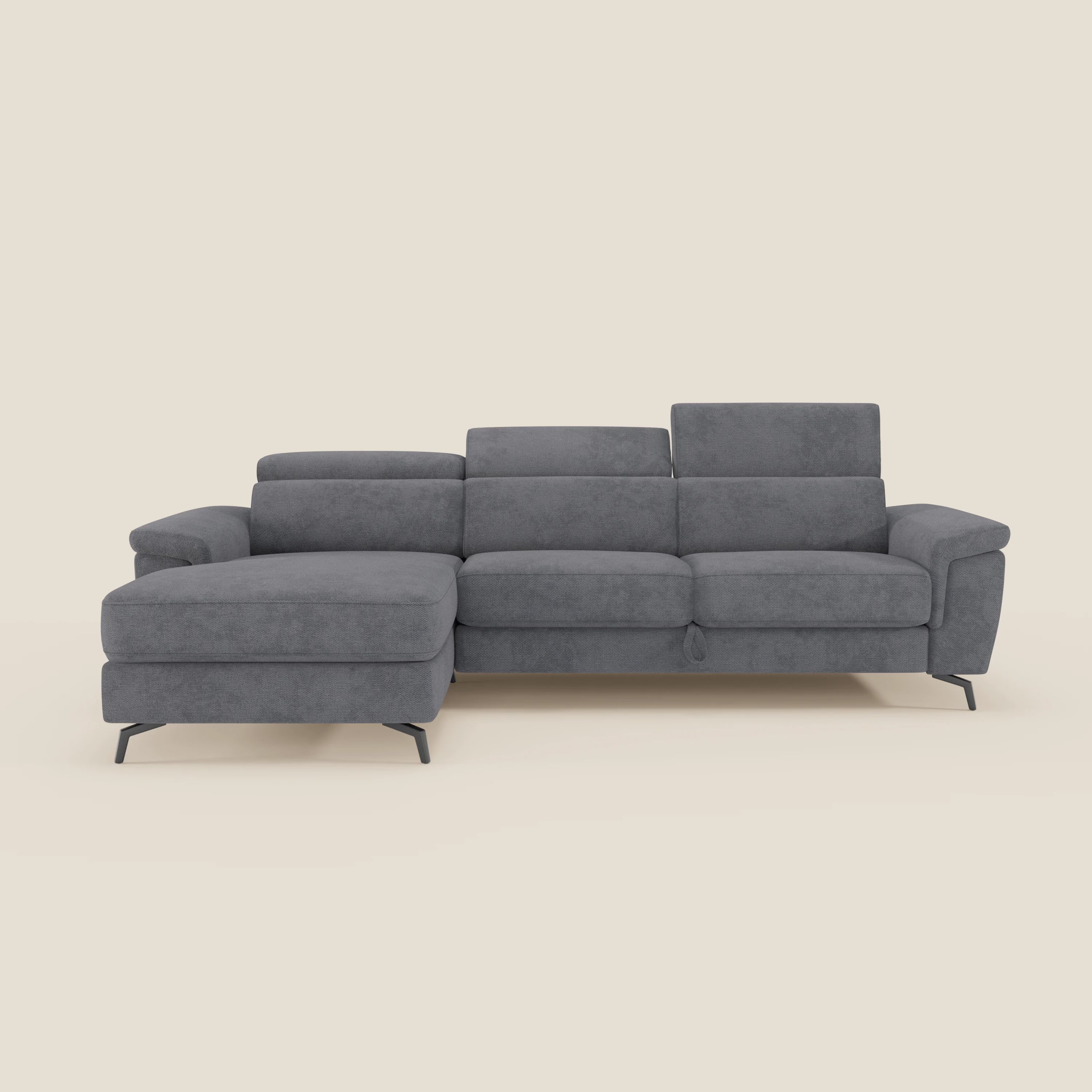Estro Divano estraibile di Divani.Store è caratterizzato da una chaise-longue a sinistra, poggiatesta reclinabili, cuscini in tessuto impermeabile T14 grigio e gambe angolari nere, su uno sfondo beige chiaro.