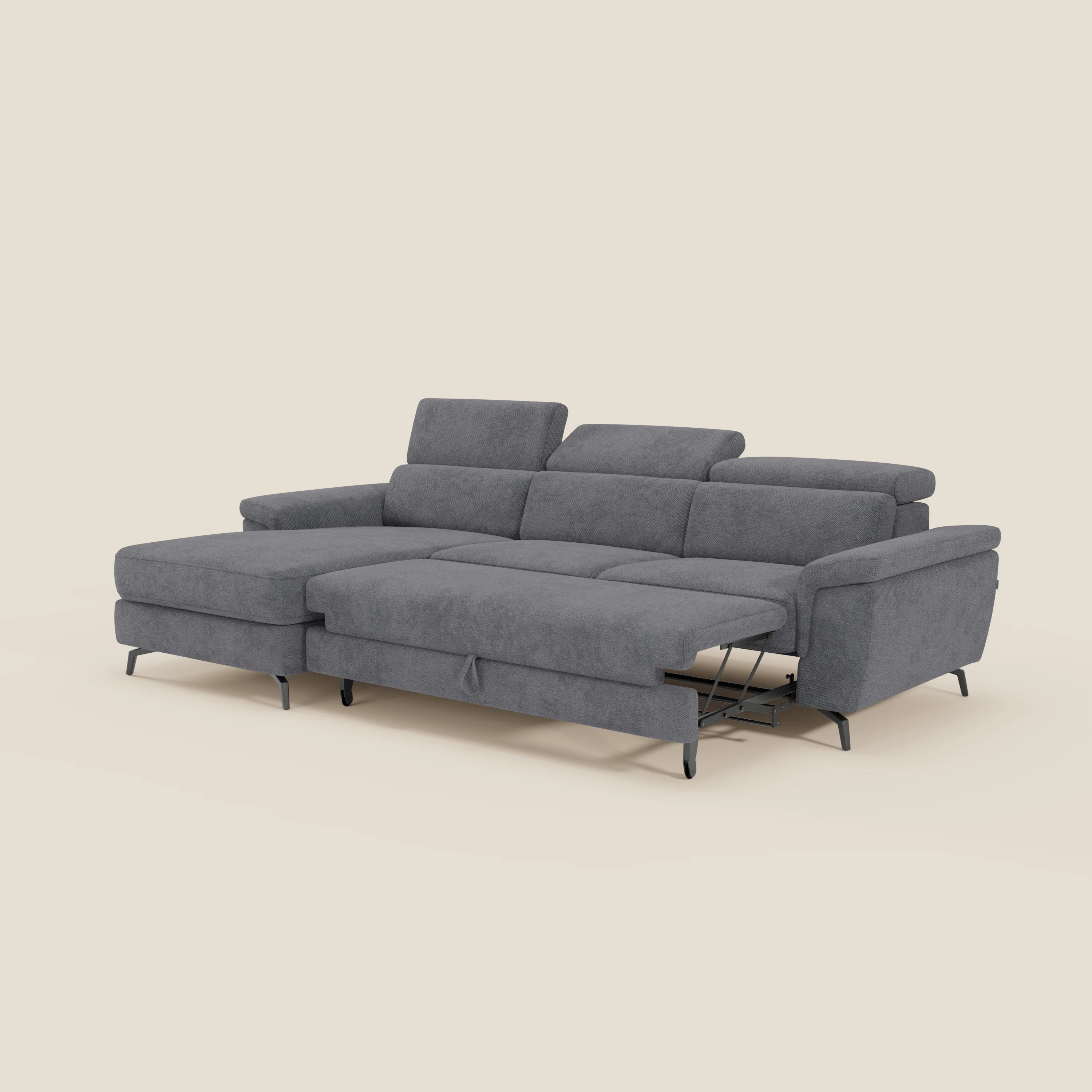 Il divano Estro estraibile di Divani.Store è caratterizzato da chaise-longue, poggiatesta reclinabili e poggiapiedi allungato in tessuto impermeabile grigio T14. Le linee pulite e le gambe angolate nere spiccano su uno sfondo beige semplice.