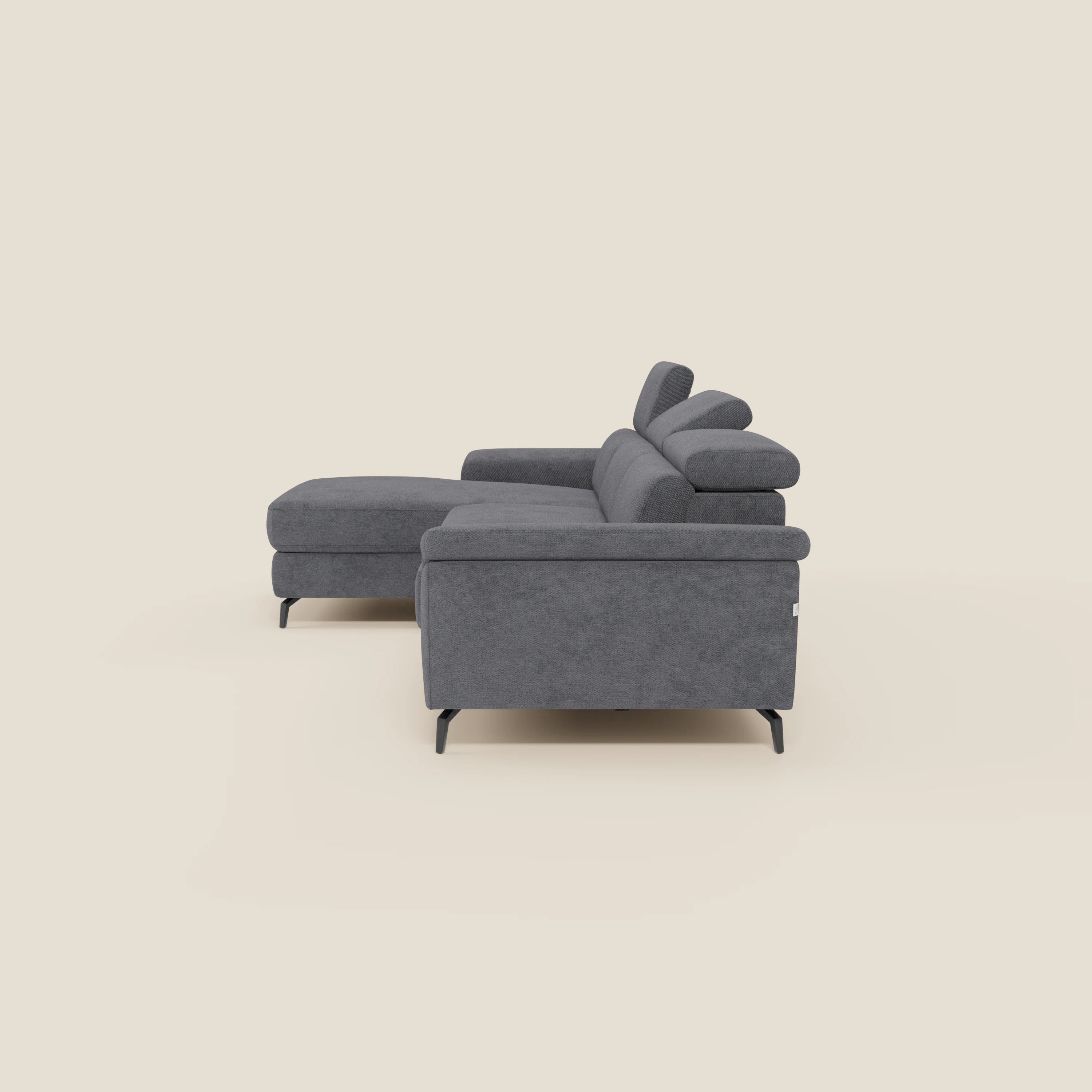 Estro Divano estraibile di Divani.Store, in impermeabile T14 grigio, è caratterizzato da una chaise-longue sinistra, poggiatesta reclinabili e sottili gambe in metallo nero. Mostrato di lato su uno sfondo crema.