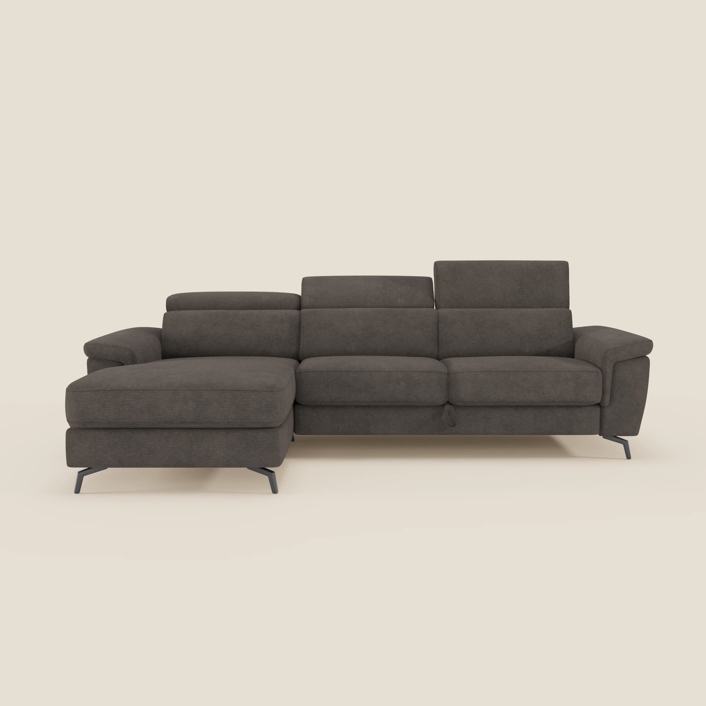 Estro Divano estraibile di Divani.Store è un moderno divano in tessuto impermeabile T14 marrone con chaise longue sinistra, poggiatesta regolabili ed eleganti gambe nere basse, che offre linee pulite e sedute morbide per un look contemporaneo.