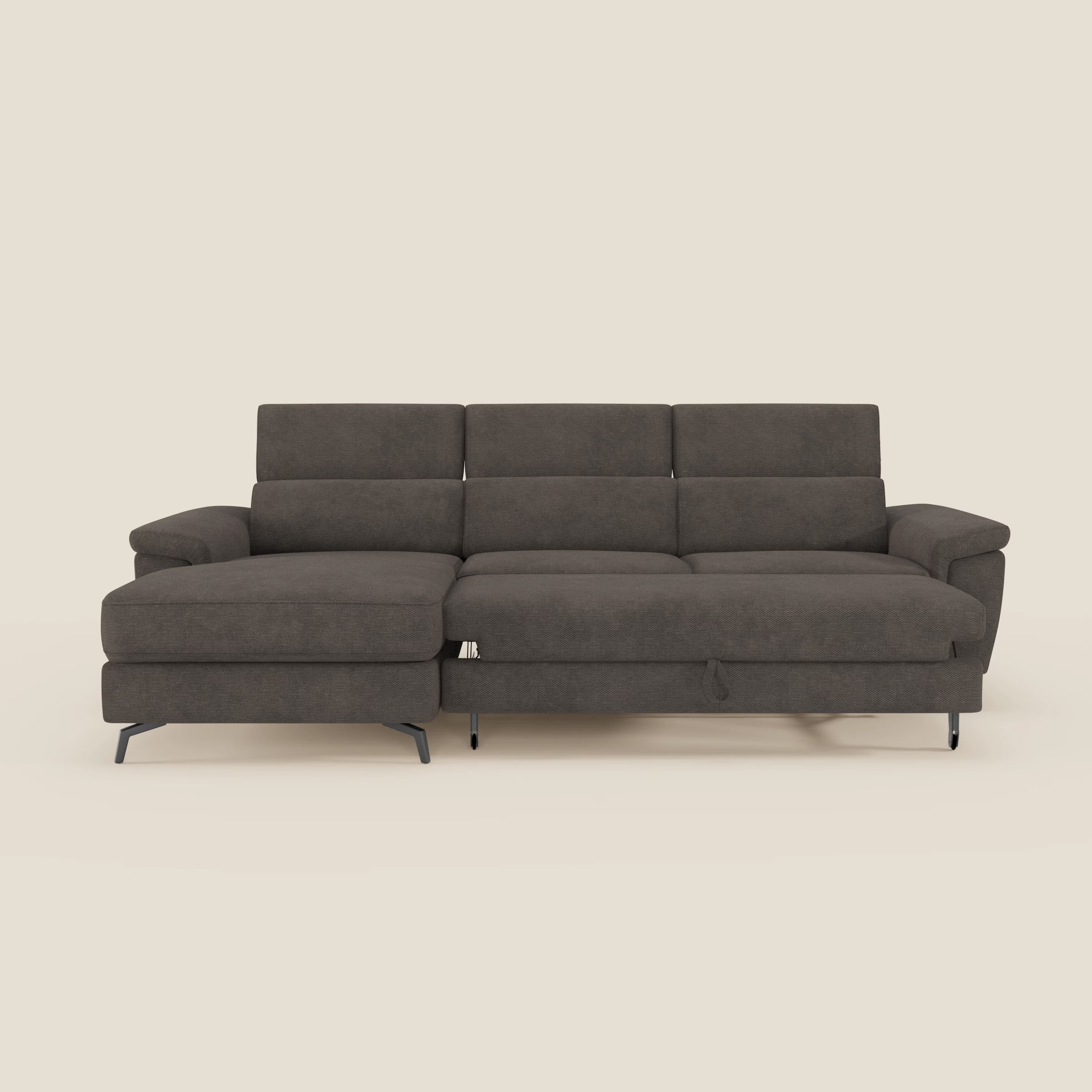 Il divano Estro estraibile di Divani.Store è caratterizzato da una chaise-longue e da poggiatesta reclinabili in tessuto impermeabile T14 marrone, arricchito da tre cuscini di schienale e da ampi braccioli, su uno sfondo beige chiaro.