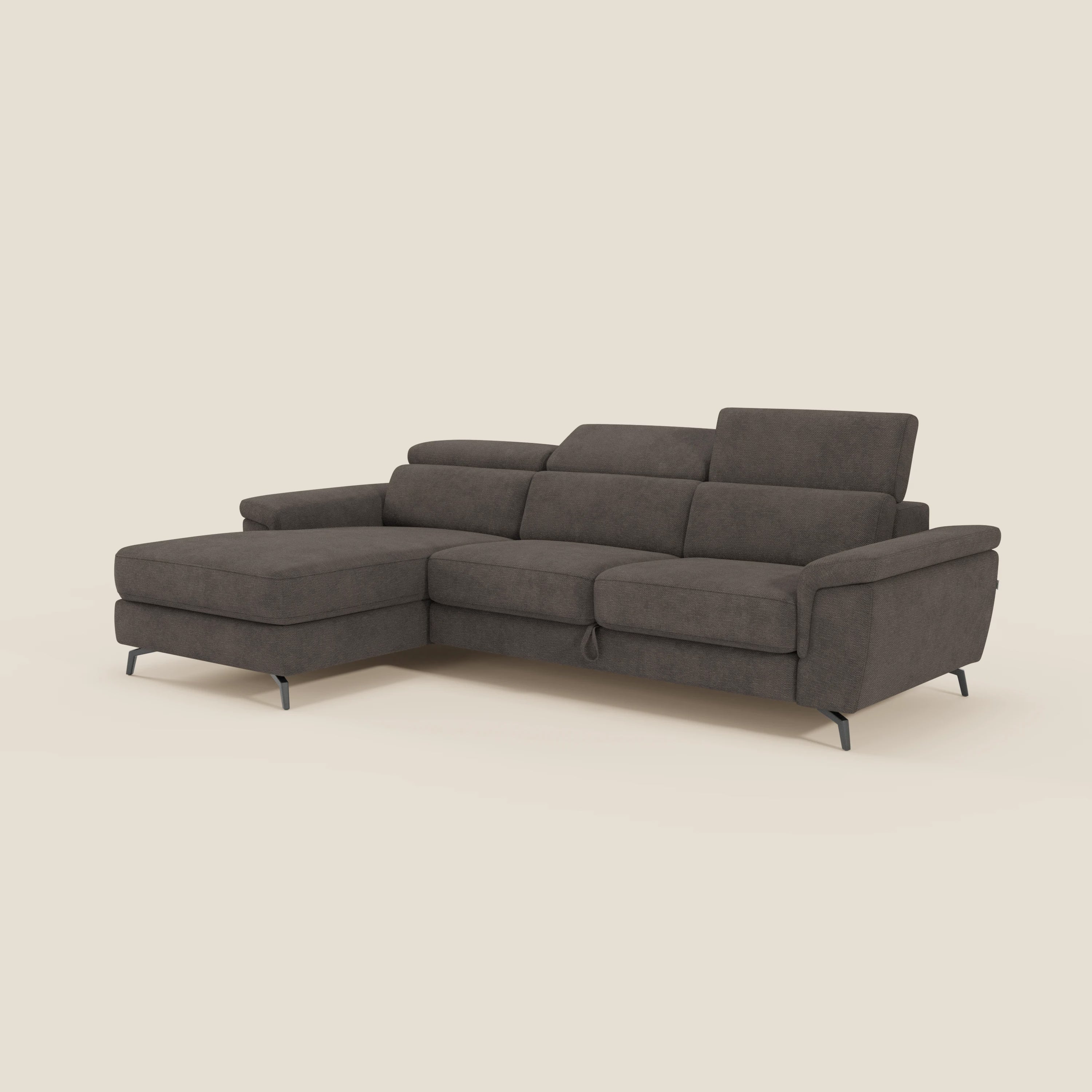 Estro Divano estraibile di Divani.Store è caratterizzato da una chaise-longue sul lato sinistro, poggiatesta reclinabili e gambe sottili in metallo nero con tessuto impermeabile T14 marrone, su uno sfondo bianco sporco con cuscini morbidi per un look moderno.