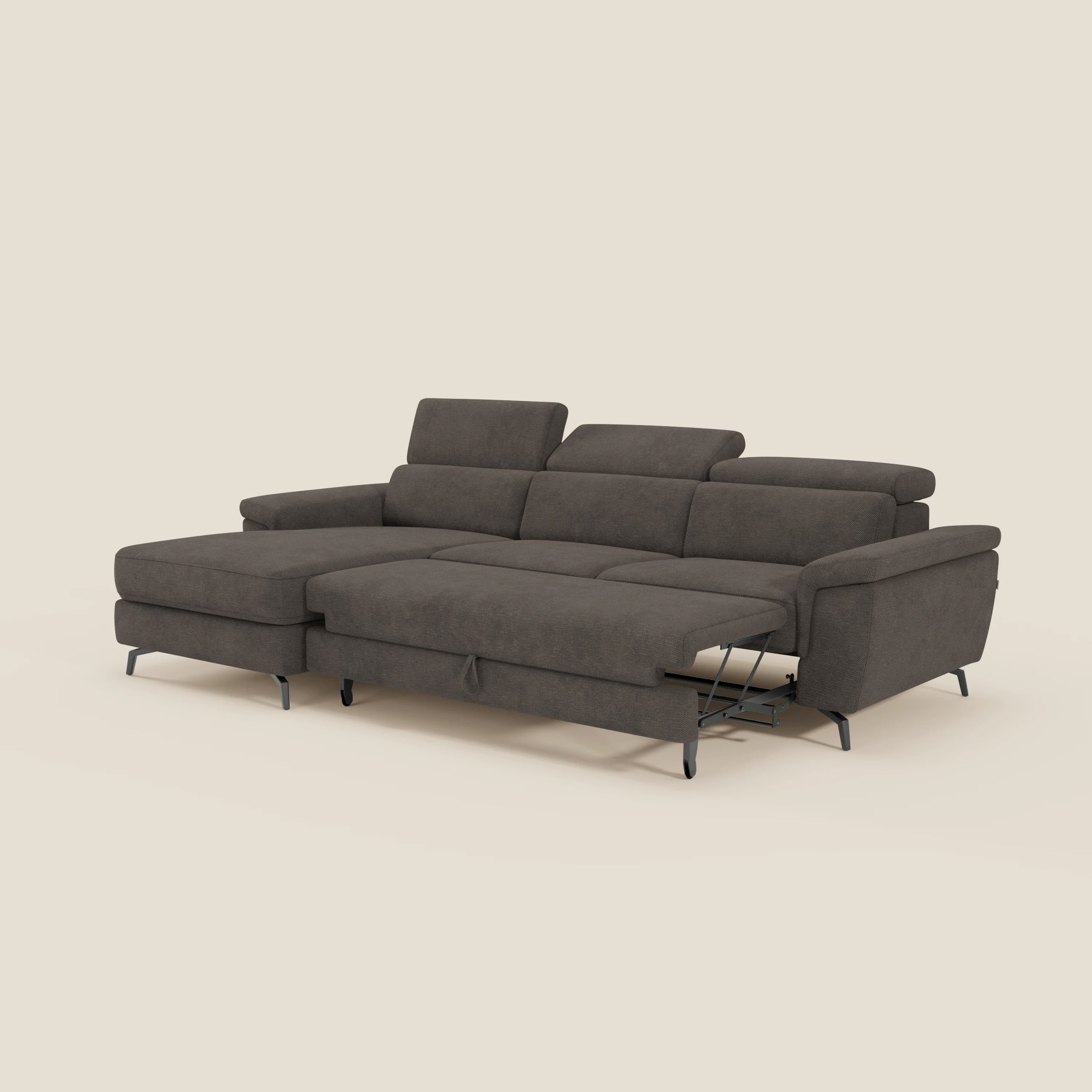 L'Estro Divano estraibile di Divani.Store in tessuto impermeabile T14 marrone è caratterizzato da una chaise-longue sinistra, da poggiatesta regolabili, da un sedile destro con poggiapiedi reclinabile esteso e da sottili gambe nere, il tutto su uno sfondo beige semplice.