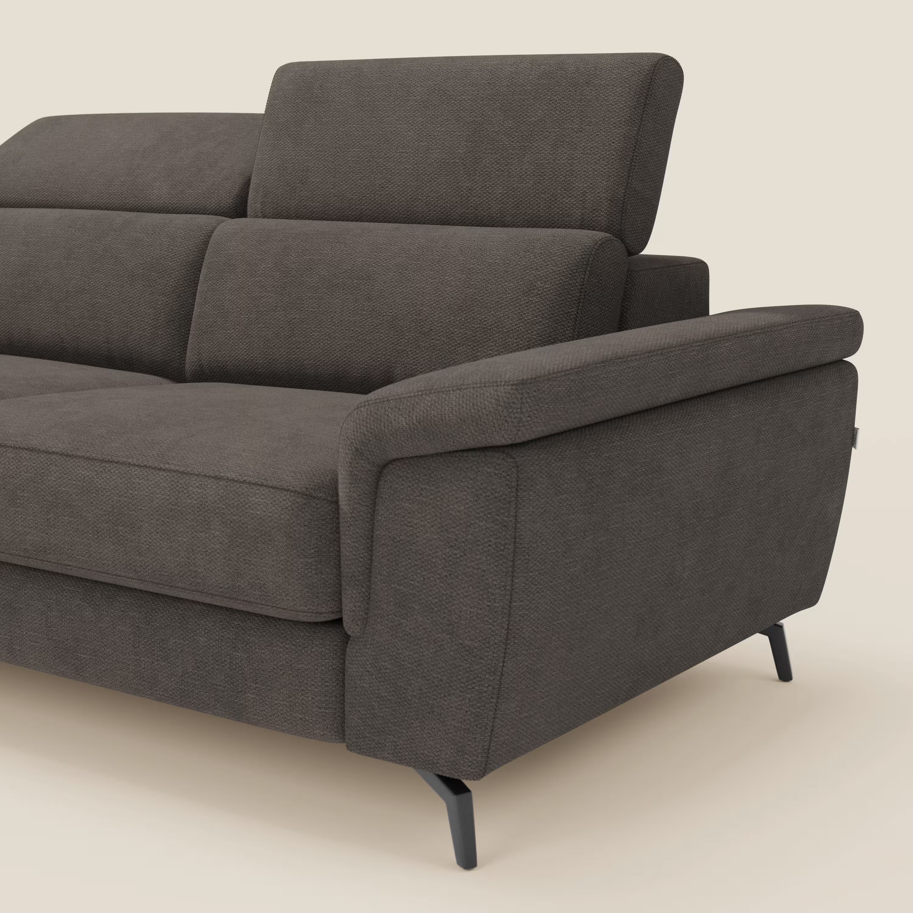 Primo piano di Estro Divano estraibile con chaise-longue e poggiatesta reclinabili in tessuto impermeabile T14 marrone di Divani.Store, caratterizzato da gambe angolari in metallo e ampi braccioli, su sfondo beige. Design contemporaneo e confortevole.