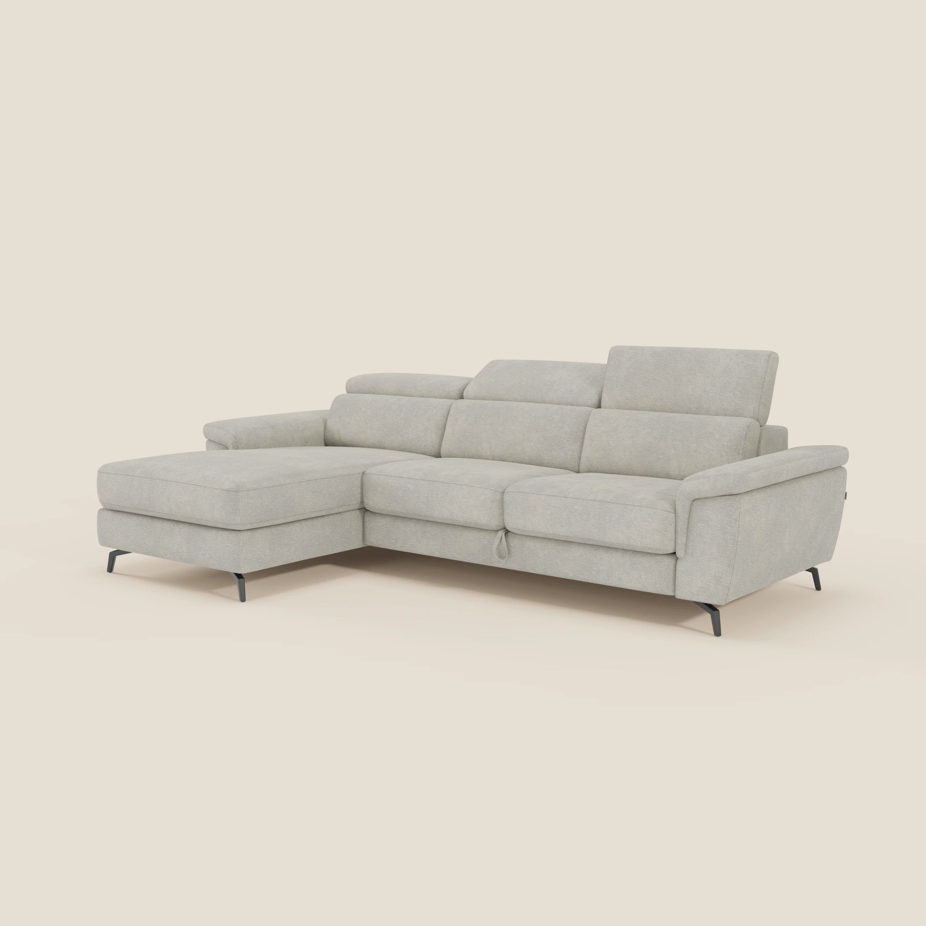 Il divano Estro estraibile in tessuto impermeabile T14 panna di Divani.Store è caratterizzato da una chaise-longue a sinistra, poggiatesta reclinabili, gambe sottili in metallo nero e braccioli squadrati, su uno sfondo beige chiaro.