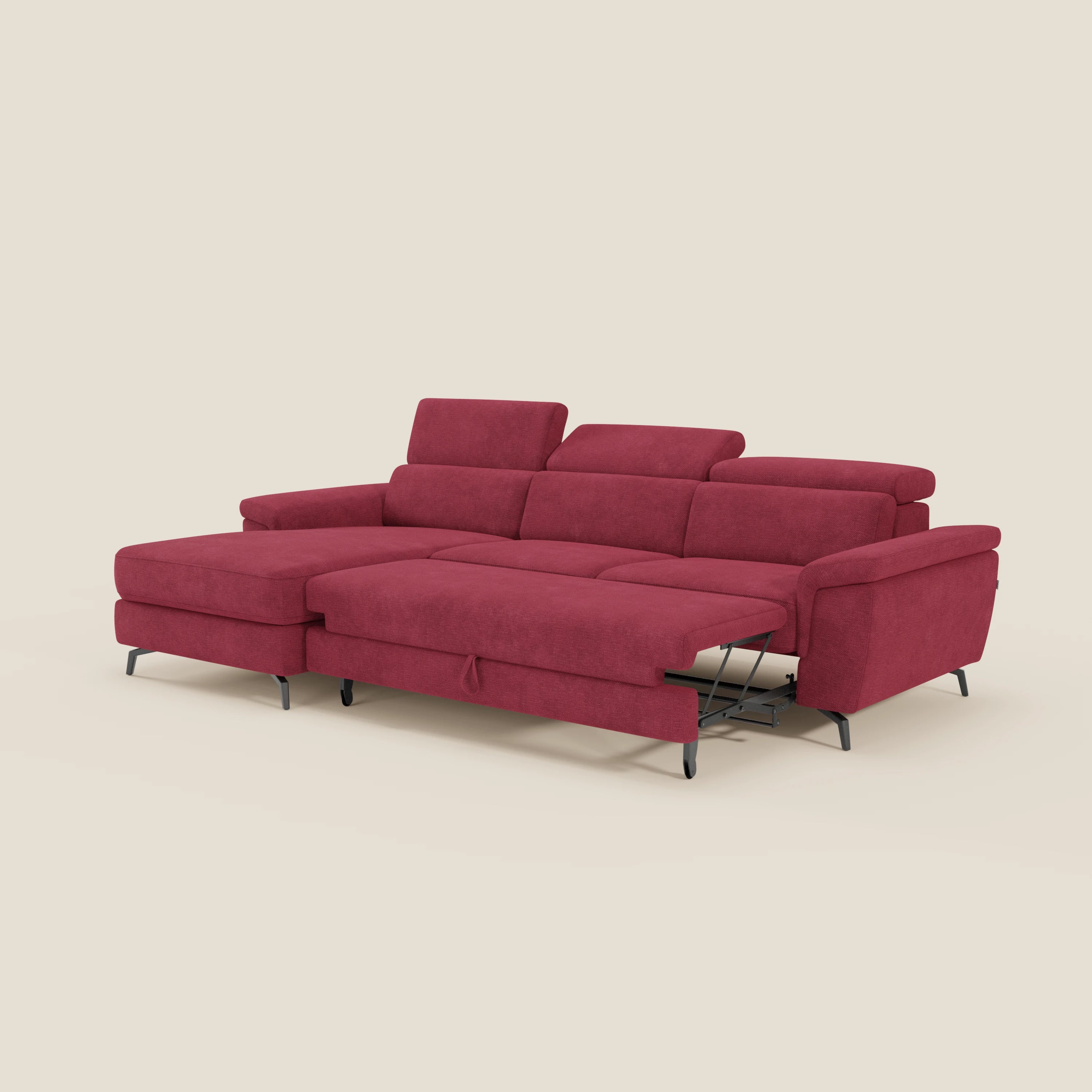 Estro Divano estraibile di Divani.Store è rivestito in tessuto rosso T14 impermeabile, con tre poggiatesta reclinabili, una chaise-longue a sinistra e un poggiapiedi a destra con meccanismi e gambe reclinabili in metallo nero a vista.