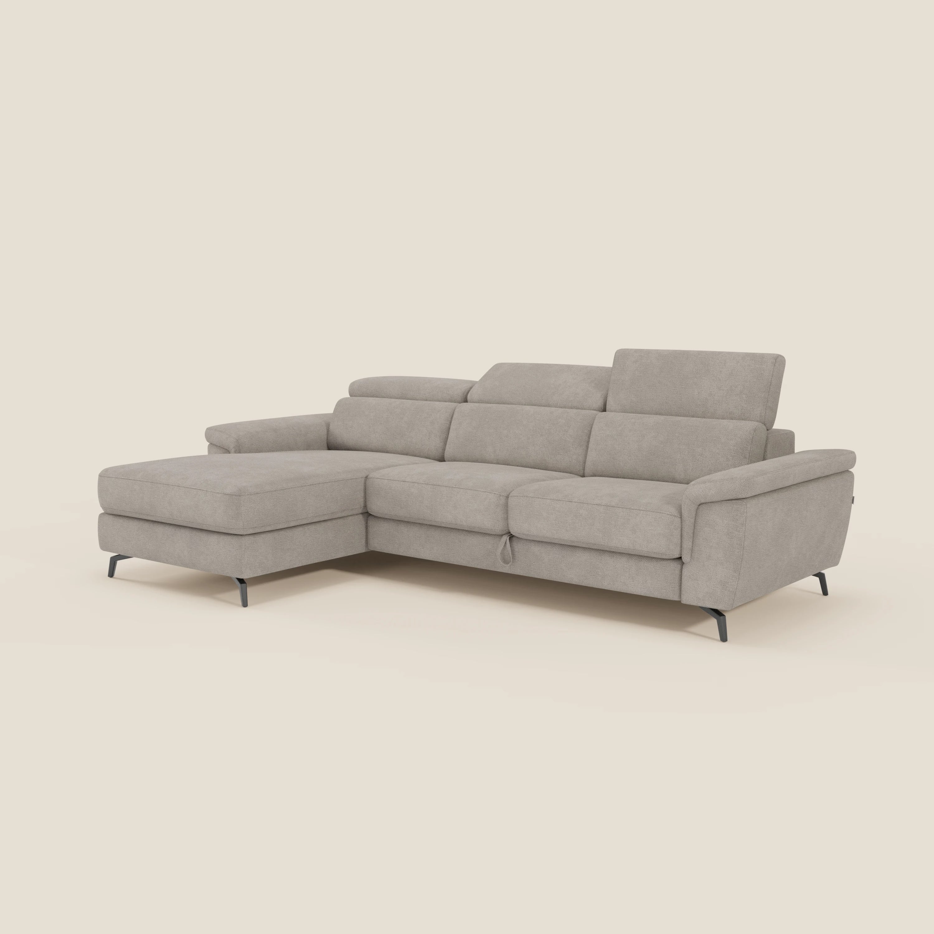 Estro Divano estraibile di Divani.Store è caratterizzato da una chaise-longue sinistra, da una poggiatesta reclinabile e da cuscini in tessuto tortora impermeabile T14 con sottili gambe in metallo nero, su uno sfondo bianco sporco per un look moderno.
