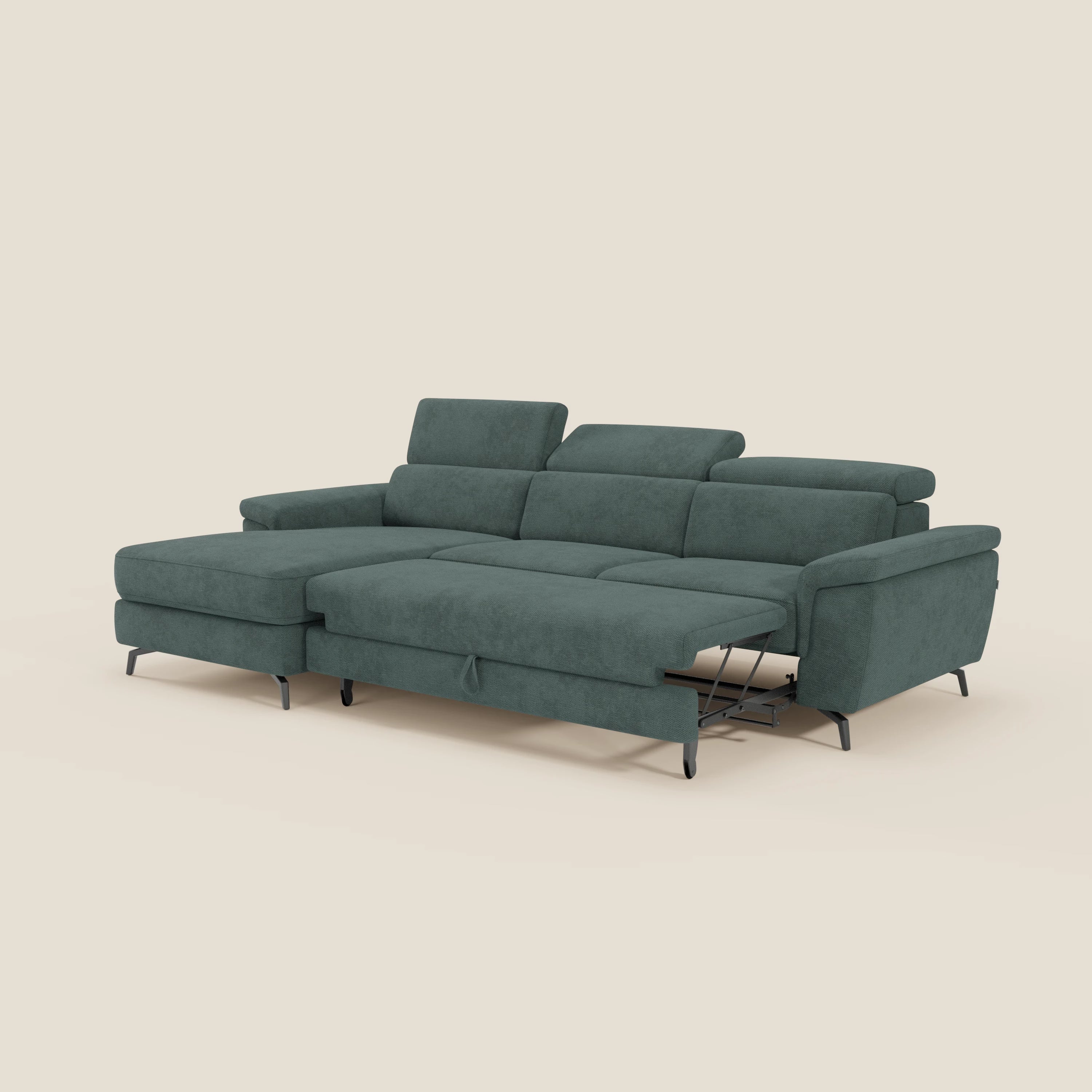 Il divano estraibile Estro di Divani.Store è caratterizzato da un tessuto impermeabile verde T14, una chaise-longue rivolta a sinistra, poggiatesta reclinabili, sottili gambe in metallo nero e una seduta allungabile con meccanismo reclinabile in metallo a vista. Su uno sfondo beige chiaro.
