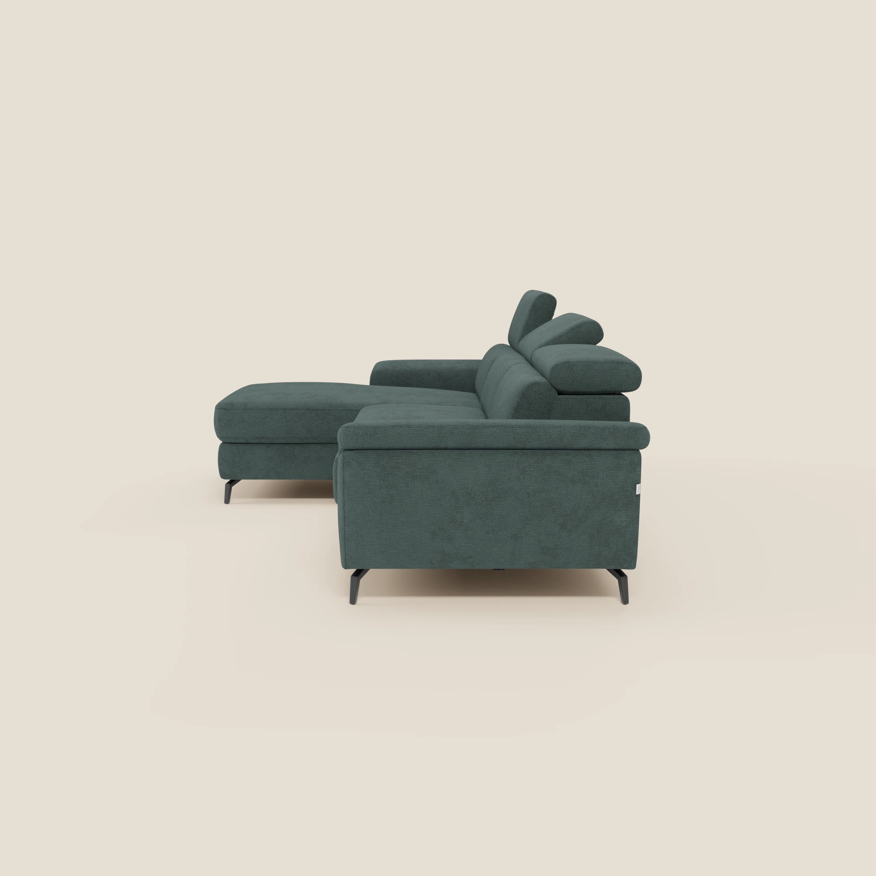 Il divano estraibile Estro di Divani.Store è caratterizzato da un tessuto impermeabile T14 verde scuro, gambe in metallo nero, poggiatesta regolabili e una chaise longue sinistra, vista lateralmente su sfondo bianco sporco.