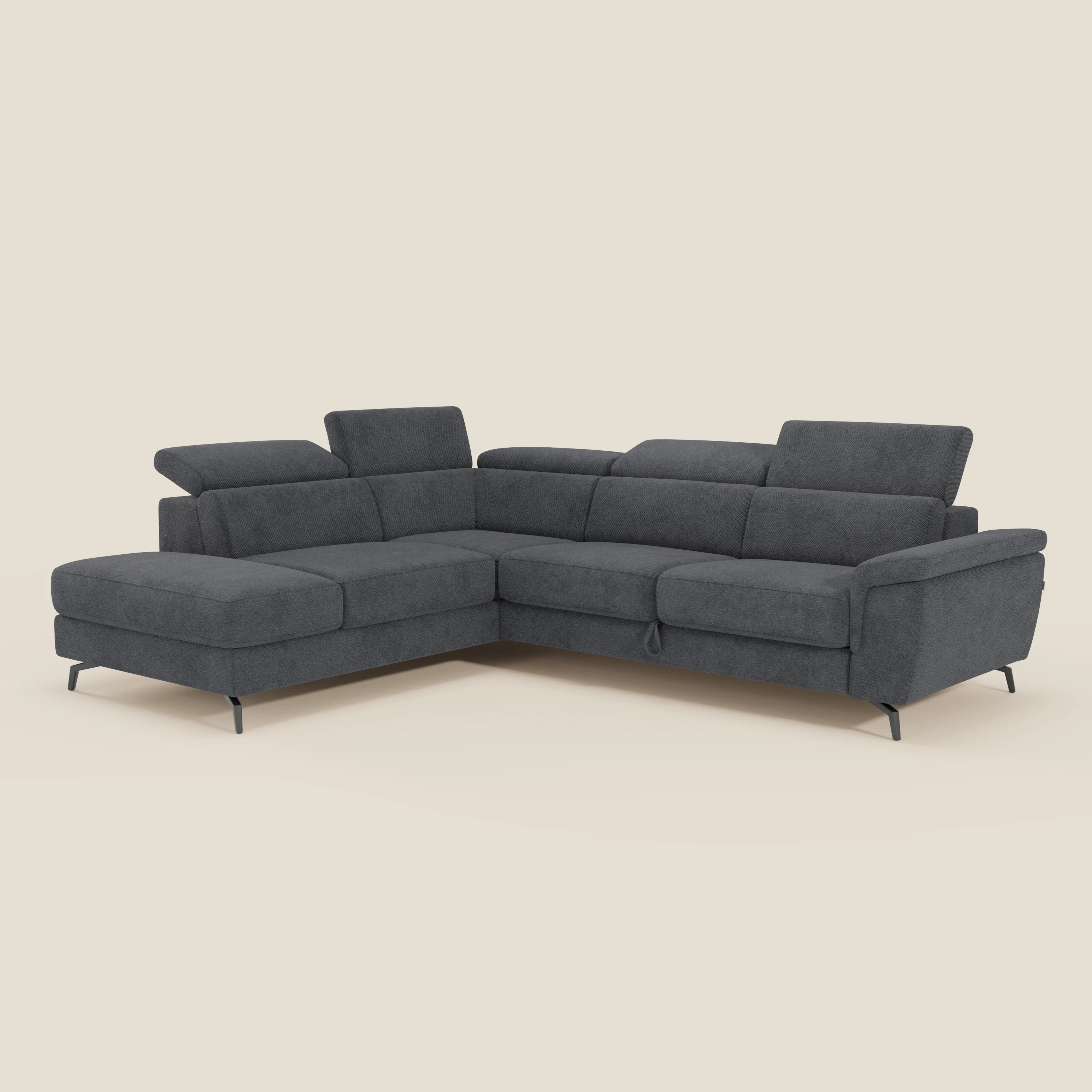 Estro Divano angolare estraibile di Divani.Store è un divano a cinque posti a L in tessuto impermeabile T14 antracite con poggiatesta reclinabili, ampi braccioli, sottili gambe in metallo nero e chaise lounge sul lato sinistro. Su uno sfondo beige chiaro.