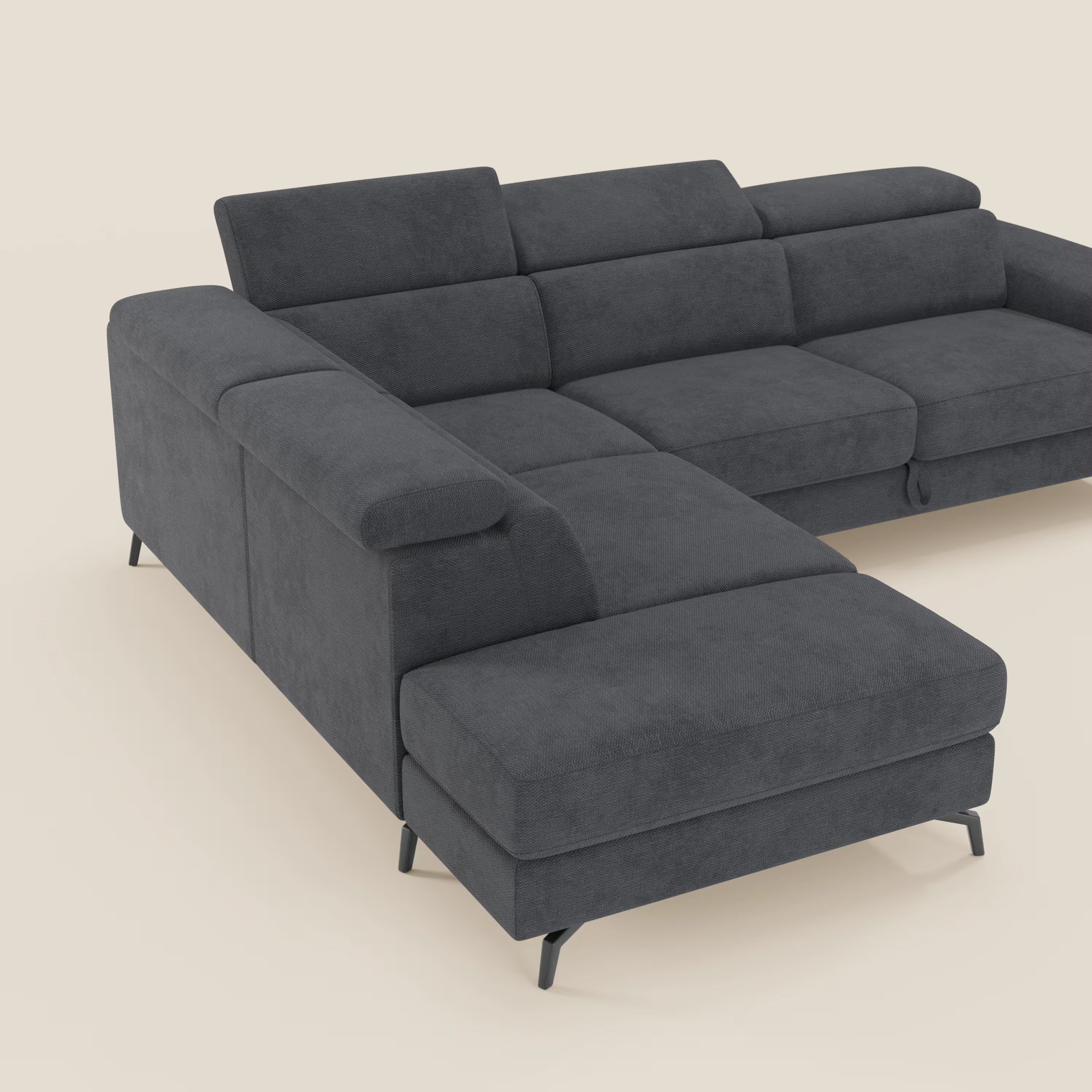 L'Estro Divano angolare estraibile di Divani.Store in tessuto impermeabile T14 antracite è dotato di chaise longue sinistra, poggiatesta reclinabili, cuscini morbidi, ampi braccioli ed eleganti gambe in metallo nero, perfette per gli interni moderni.