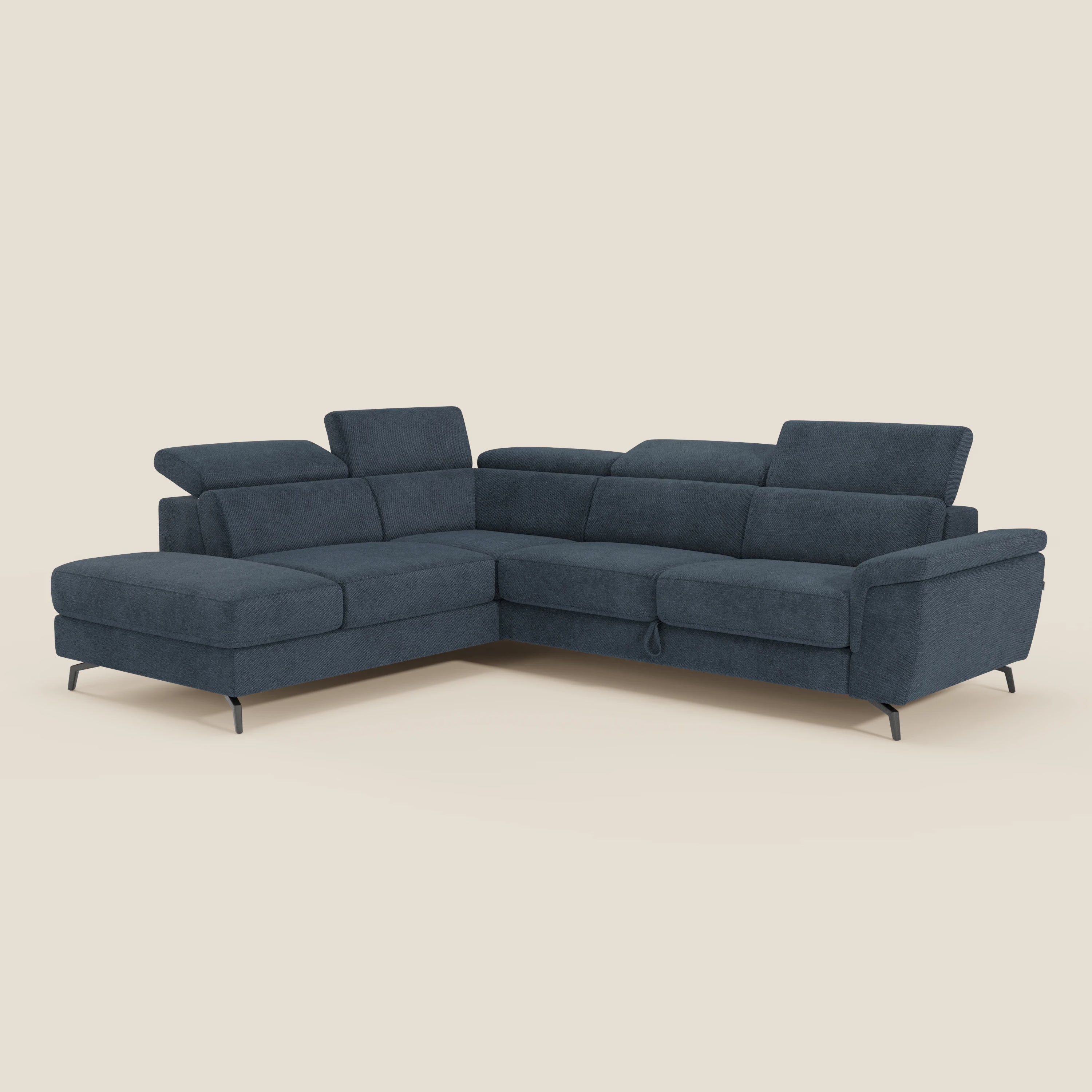 Il divano angolare estraibile Estro di Divani.Store è caratterizzato da poggiatesta reclinabili, tessuto impermeabile T14 blu, imbottitura in tessuto e gambe in metallo. Il suo design elegante e moderno lo rende perfetto per qualsiasi salotto e spicca su uno sfondo beige.