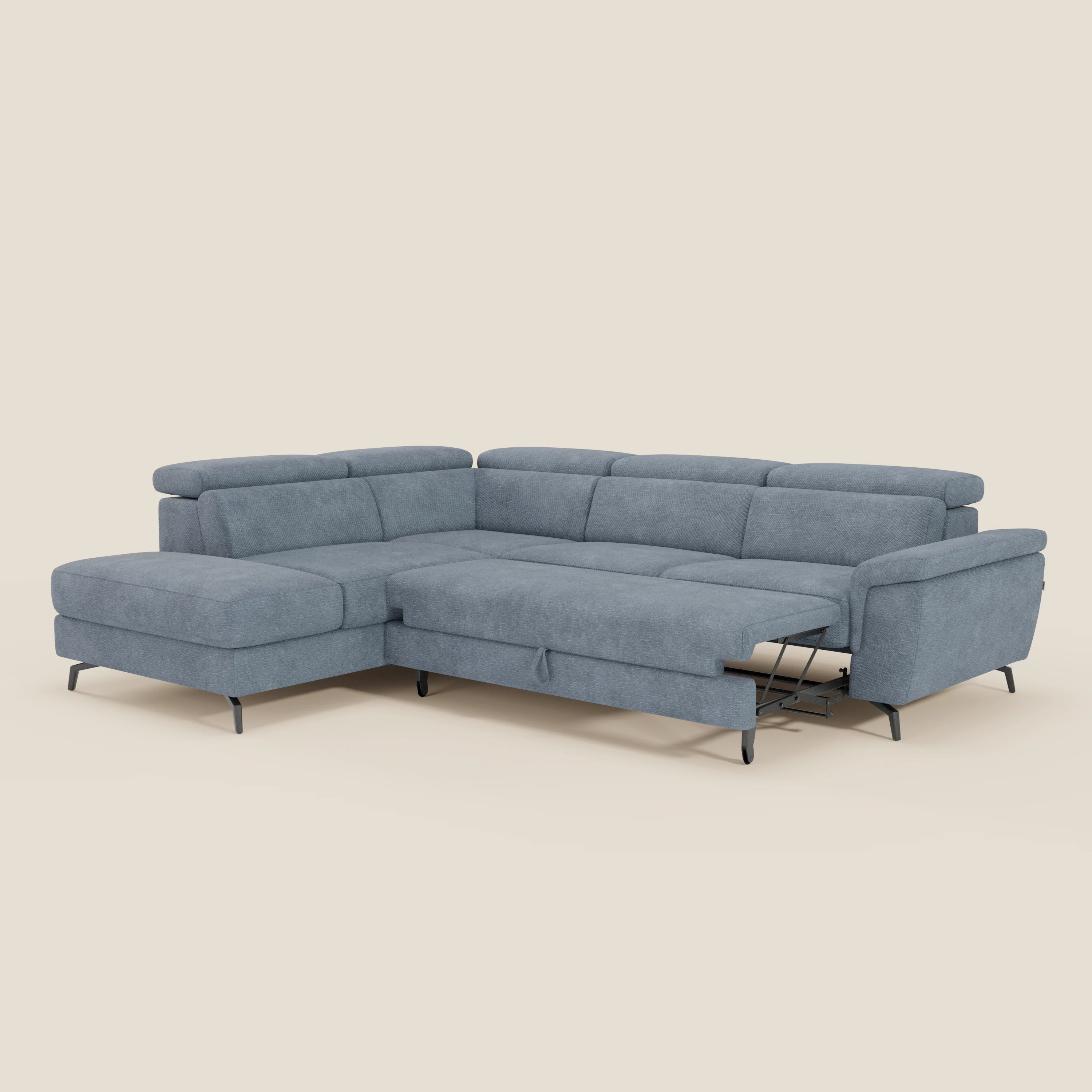 Il divano angolare estraibile Estro Divano di Divani.Store è dotato di chaise longue sinistra, seduta estraibile destra, poggiatesta regolabili, gambe sottili nere e tessuto impermeabile T14 carta da zucchero, su sfondo beige.