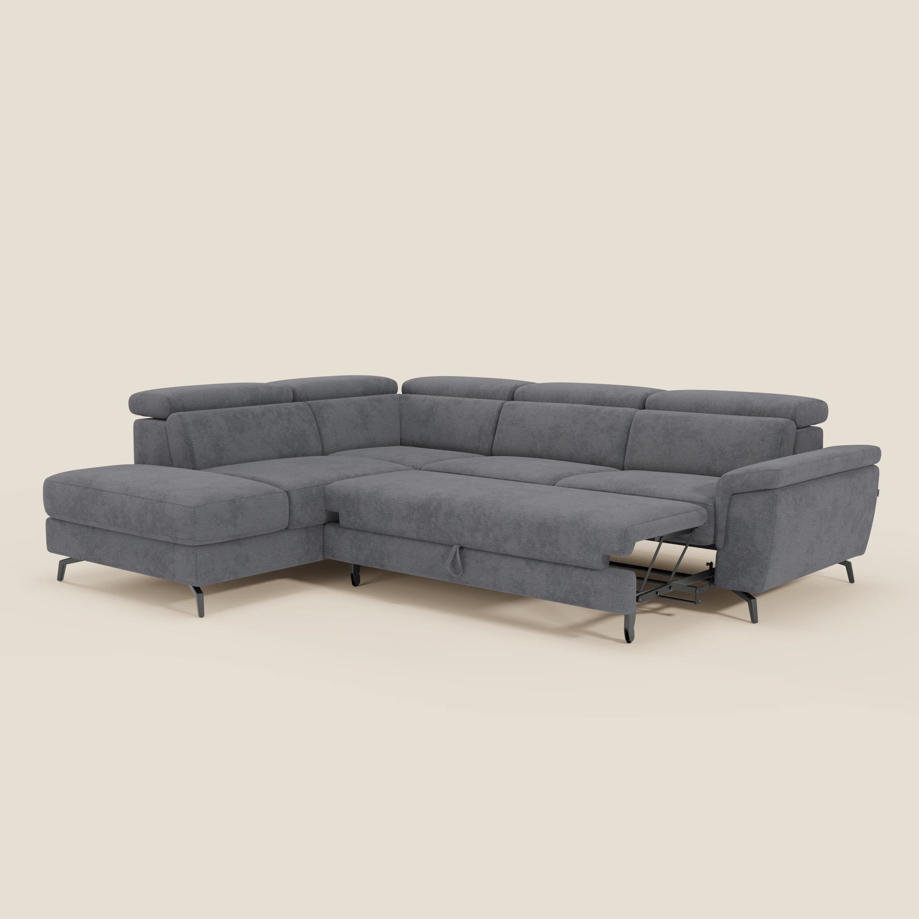 Il divano angolare estraibile Estro Divano di Divani.Store è caratterizzato da un design a L in tessuto impermeabile grigio T14, con gambe nere, ampi braccioli, poggiatesta regolabili e seduta estraibile. Su uno sfondo bianco sporco.