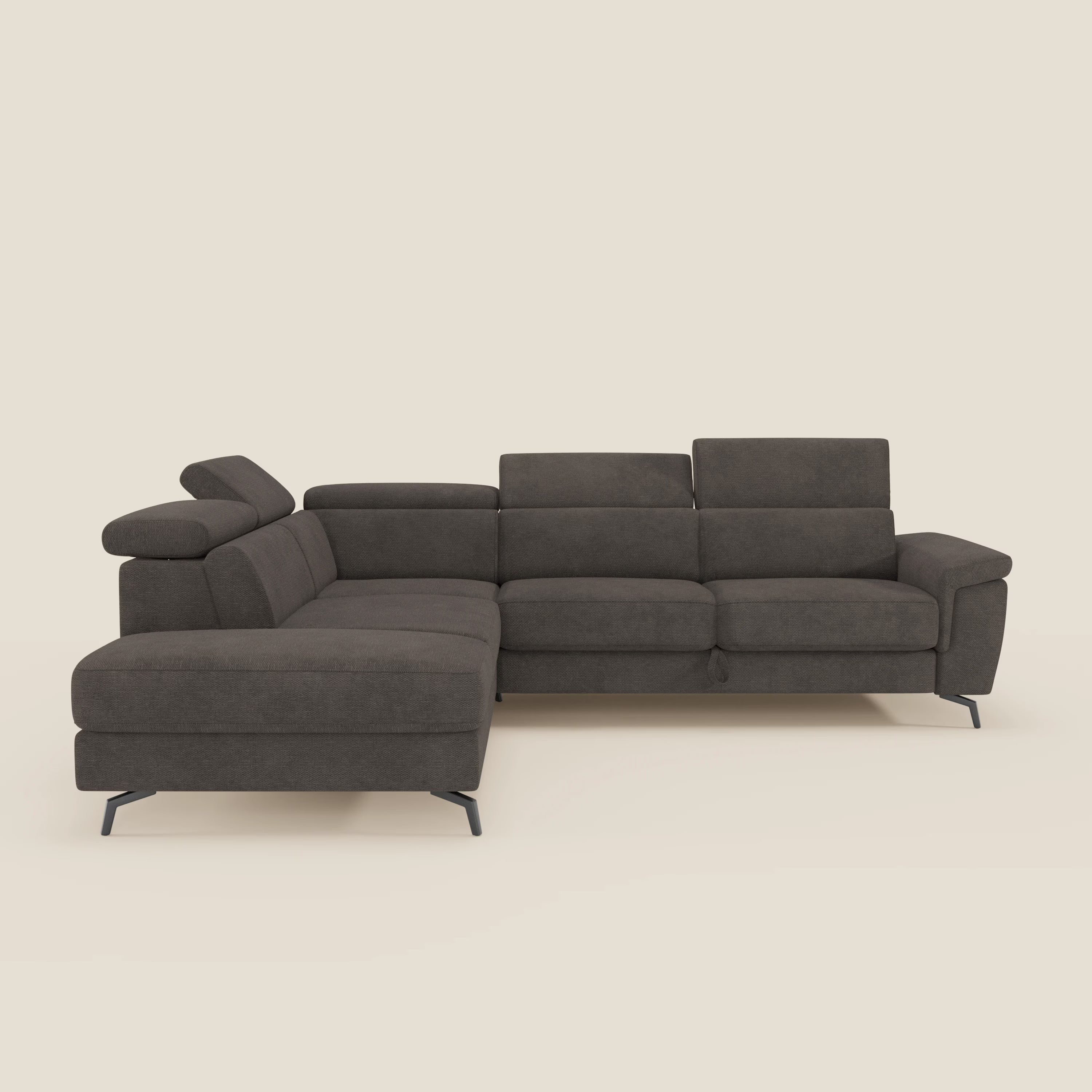 Il divano angolare estraibile Estro Divano di Divani.Store è caratterizzato da poggiatesta reclinabili e tessuto impermeabile T14 marrone, con cuscini definiti e sottili gambe nere. Su uno sfondo beige chiaro, offre un look moderno e contemporaneo.