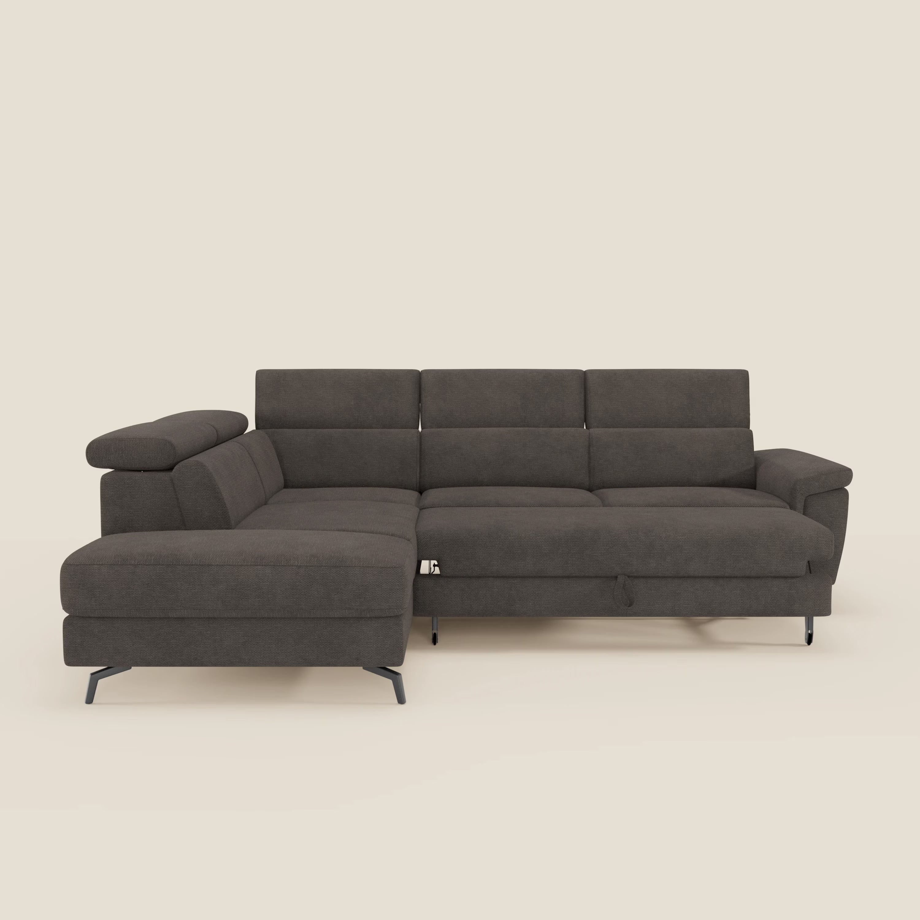Il divano angolare estraibile Estro di Divani.Store è un divano a L in tessuto impermeabile marrone T14, con poggiatesta regolabili, ampi braccioli, sedute imbottite, gambe in metallo e un design moderno ed elegante su sfondo beige.