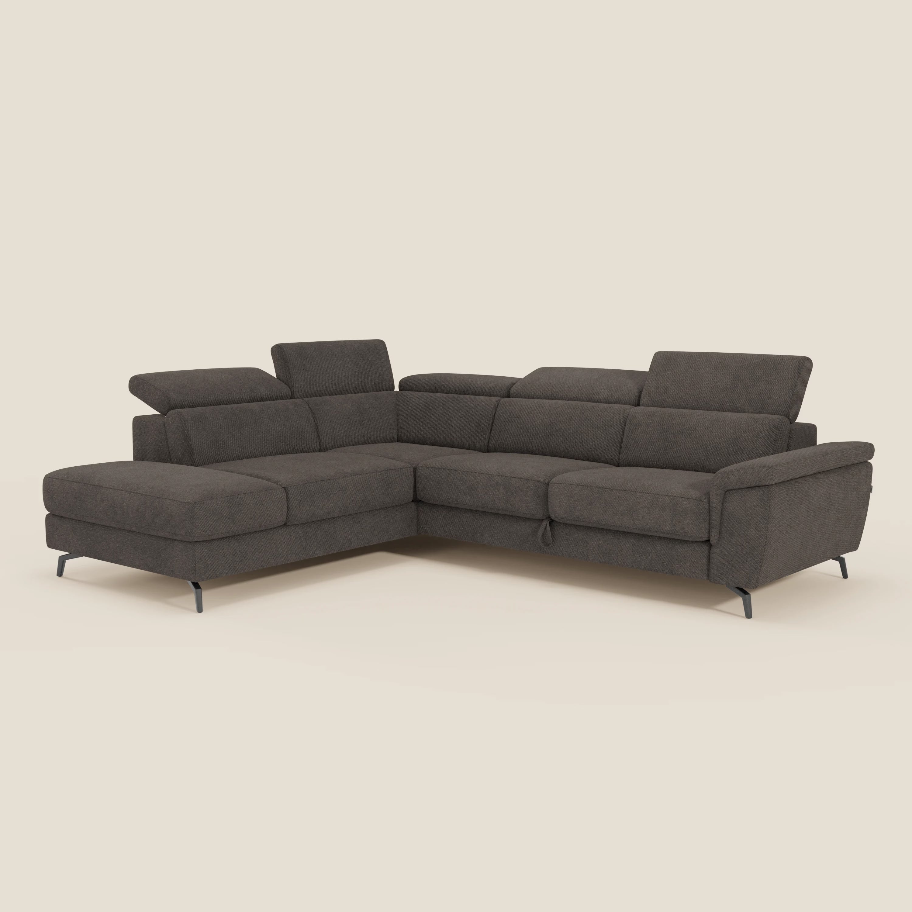 Il divano angolare estraibile Estro di Divani.Store, in tessuto impermeabile T14 marrone con poggiatesta reclinabile e sottili gambe in metallo nero, è caratterizzato da una chaise lounge a sinistra ed è presentato su uno sfondo beige tinta unita.