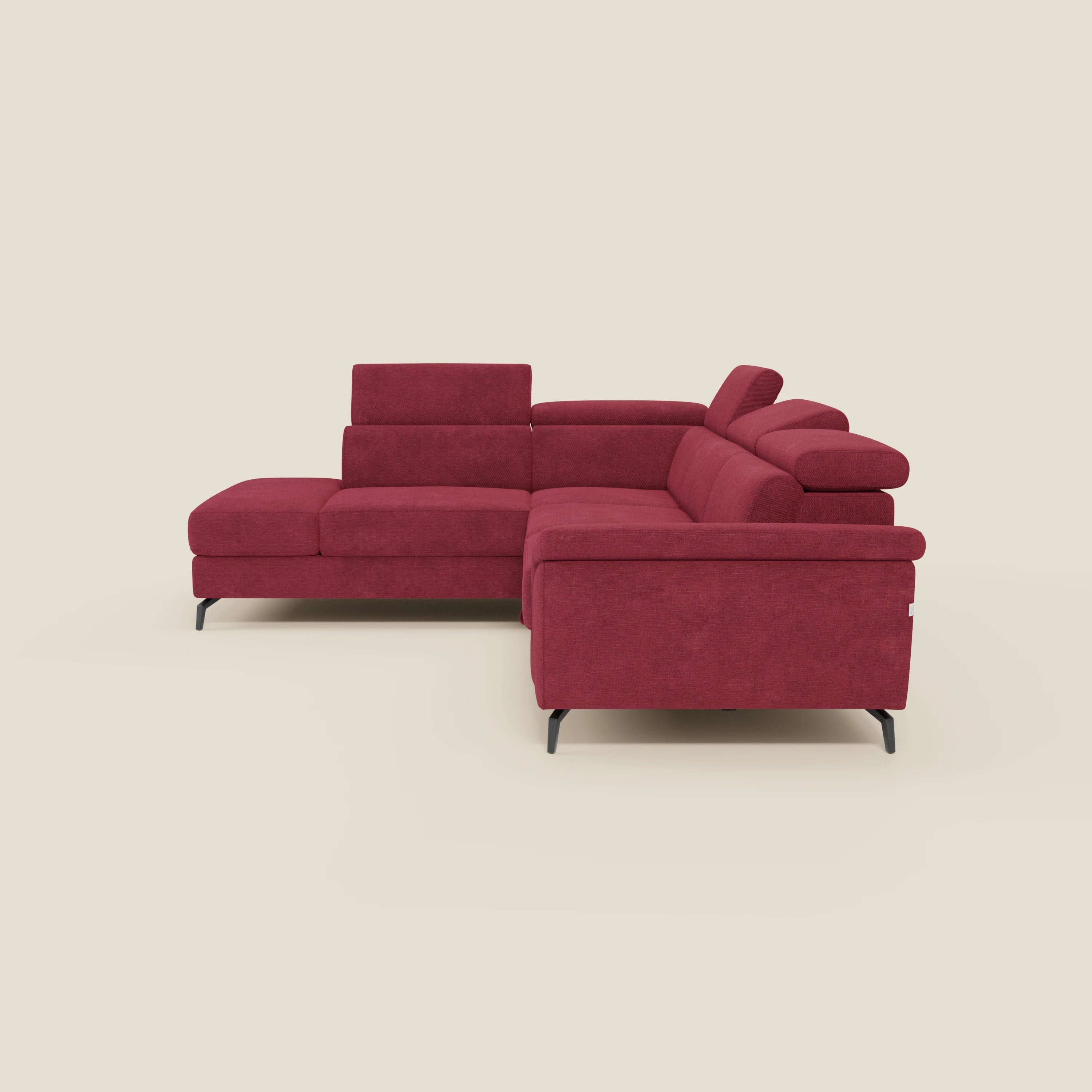 Il divano angolare estraibile Estro Divano di Divani.Store è caratterizzato da poggiatesta reclinabili, ampi braccioli, chaise longue orientata a sinistra, gambe in metallo nero e tessuto impermeabile rosso T14, su sfondo beige chiaro.