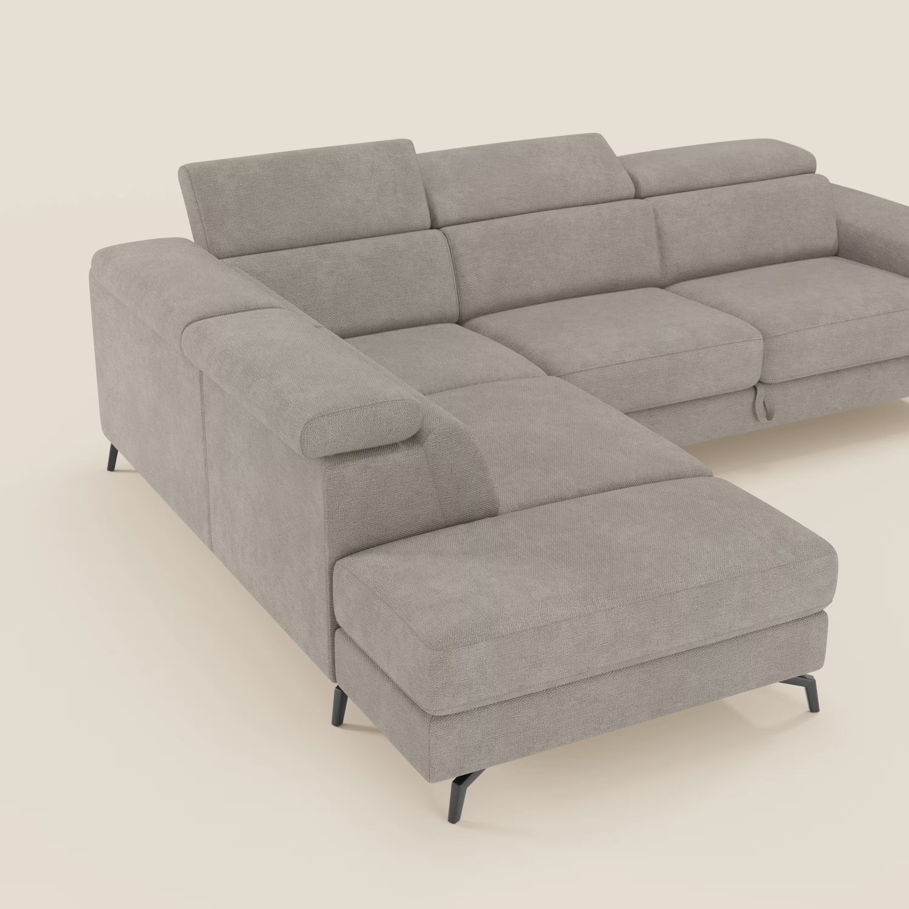 L'Estro Divano angolare estraibile di Divani.Store, in tessuto tortora impermeabile T14 con poggiatesta reclinabili, cuscini morbidi e ampi braccioli, offre comfort e stile moderno su uno sfondo beige neutro.
