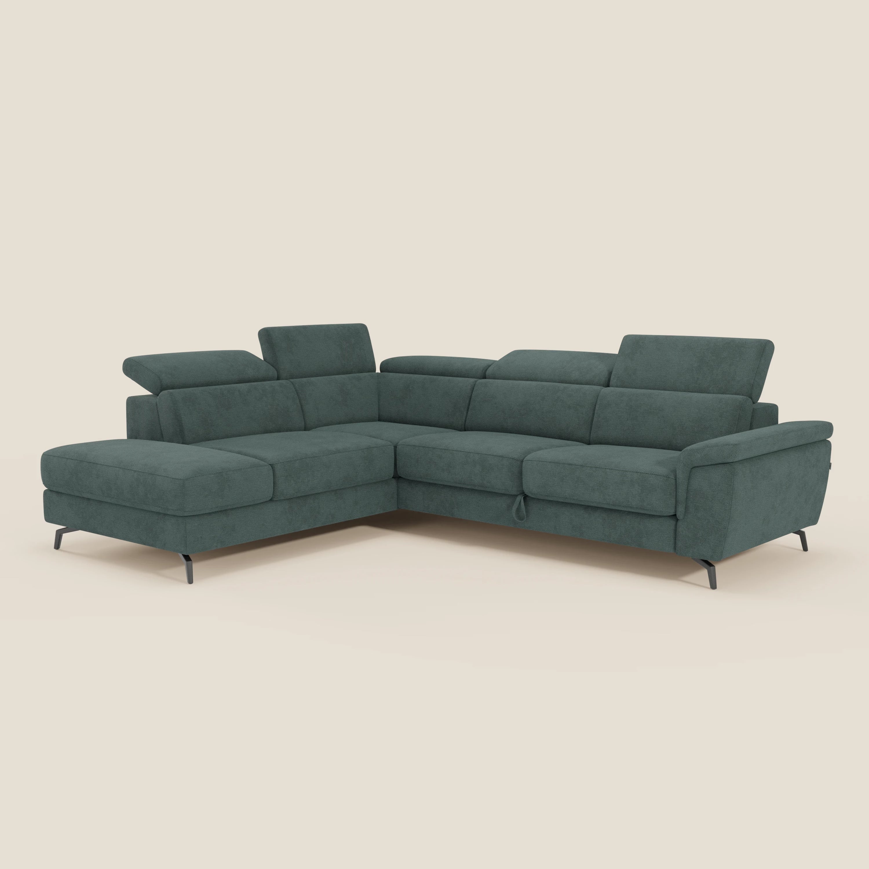Il divano angolare estraibile Estro Divano di Divani.Store è caratterizzato da un moderno tessuto impermeabile T14 verde scuro, poggiatesta regolabili, schienali bassi, gambe sottili in metallo nero, linee pulite, seduta morbida e sedile estraibile opzionale. Su uno sfondo beige semplice.