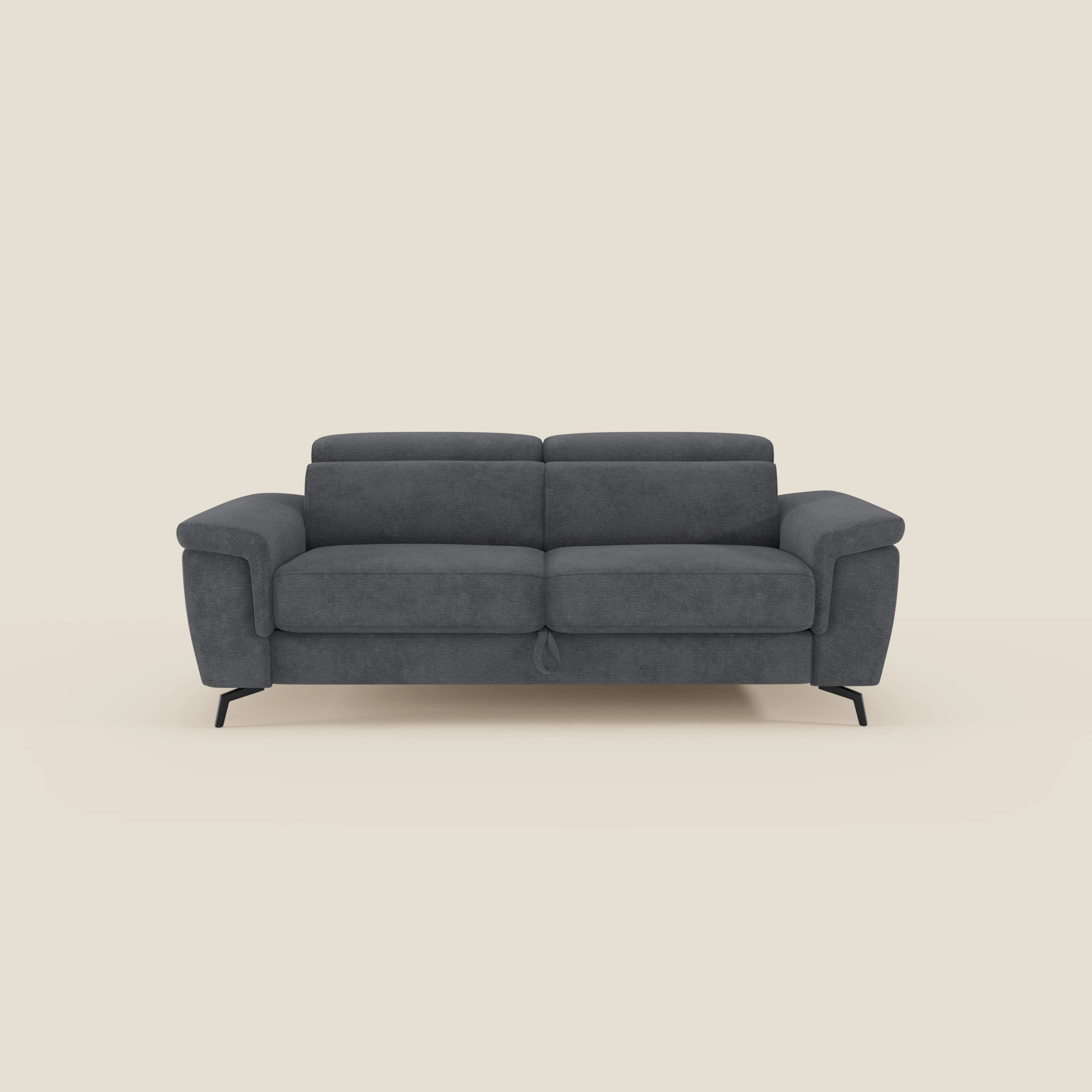 Il divano Estro 3 posti di Divani.Store in tessuto impermeabile T14 antracite, con pouf estraibile e poggiatesta reclinabili, dalle linee moderne e pulite, offre una comoda seduta per due o tre persone su sottili gambe nere.