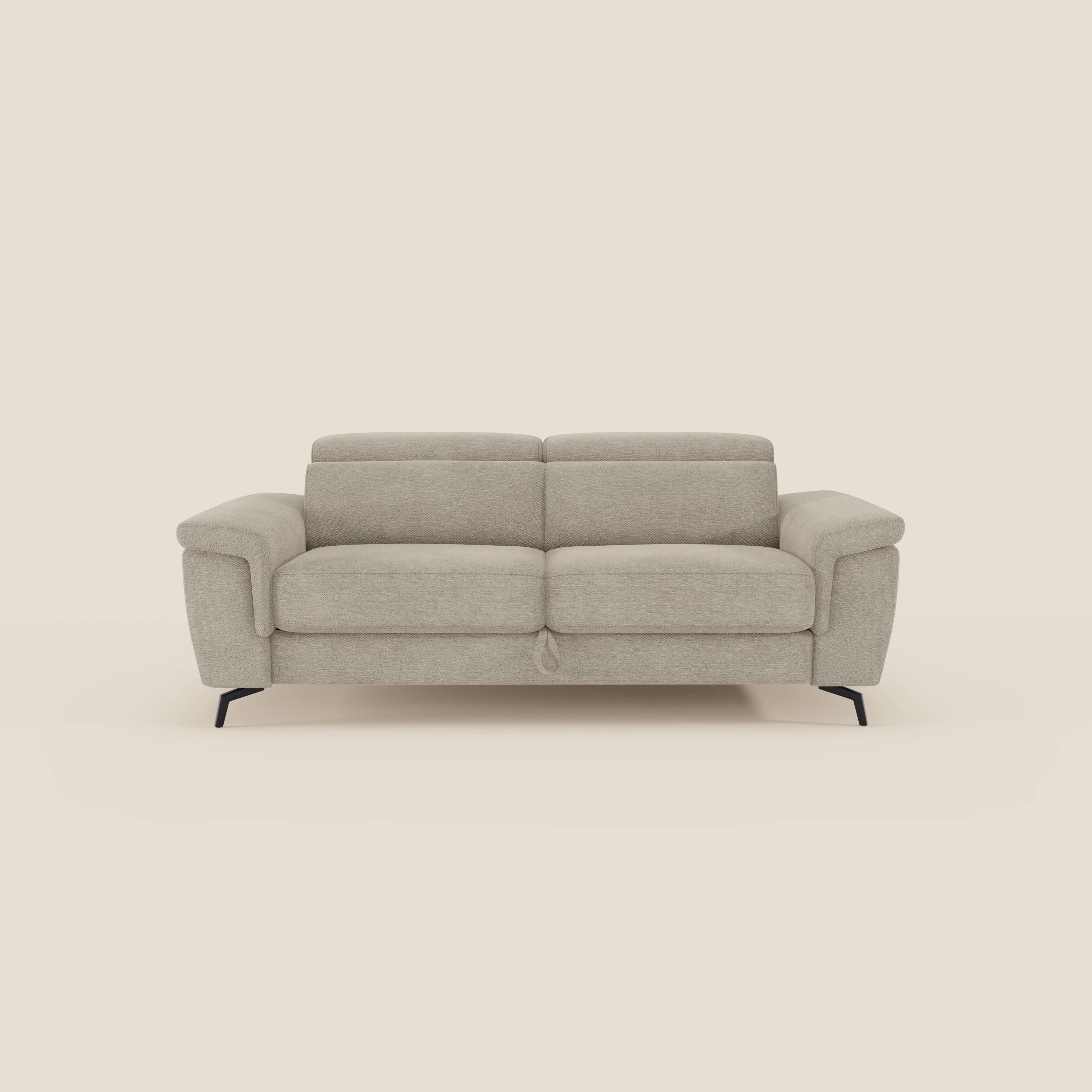 Il divano a 3 posti Estro di Divani.Store, con pouf estraibile e poggiatesta reclinabili, in tessuto impermeabile T14 beige, si staglia su uno sfondo tinta unita color crema, mostrando caratteristiche di design moderno e un comfort soffice.