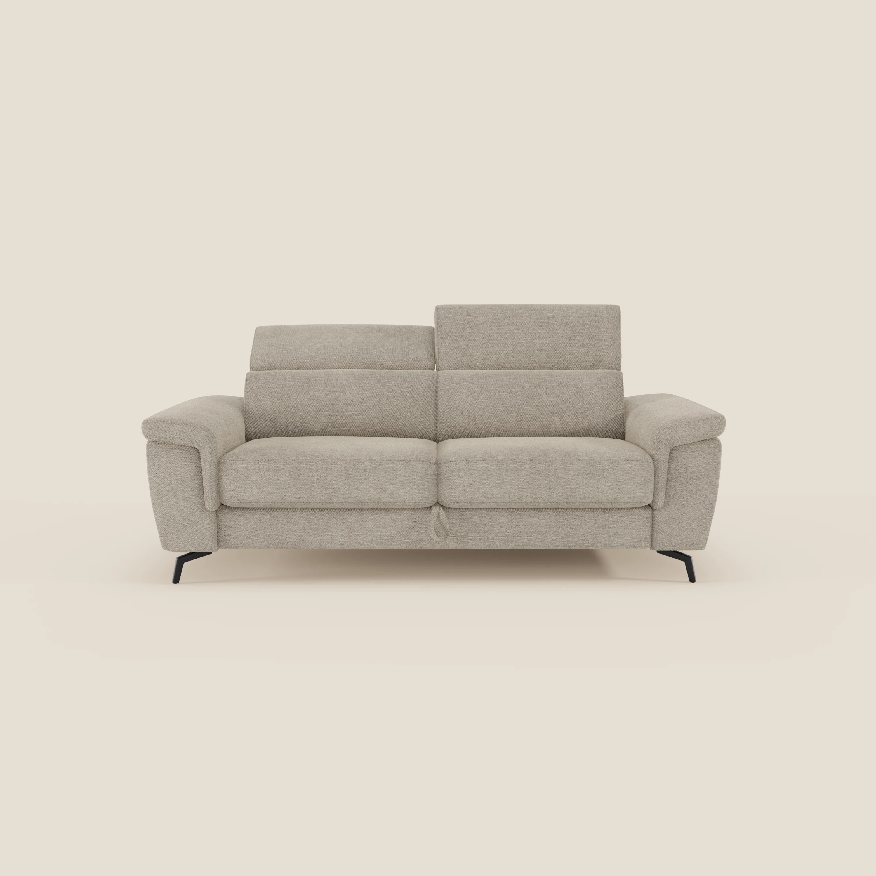 Estro Divano 3 posti con pouf estraibile di Divani.Store è caratterizzato da tessuto impermeabile T14 beige, ampi braccioli imbottiti, poggiatesta reclinabili e gambe corte angolate nere. Presentato su uno sfondo chiaro senza accessori.