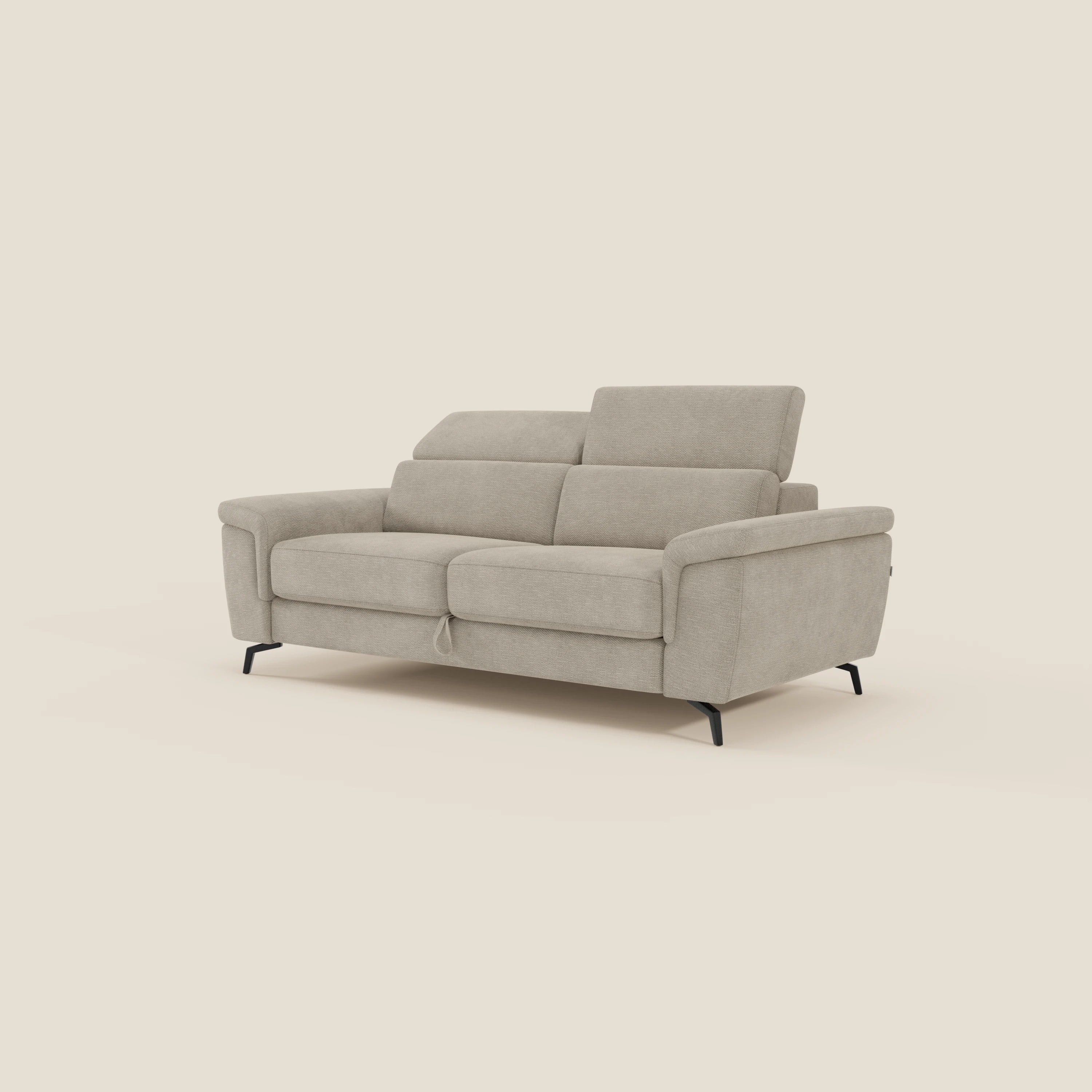 L'Estro Divano 3 posti con pouf estraibile di Divani.Store, in tessuto impermeabile T14 beige, è caratterizzato da poggiatesta reclinabili e sottili gambe in metallo nero, presentate su uno sfondo tinta unita color crema.