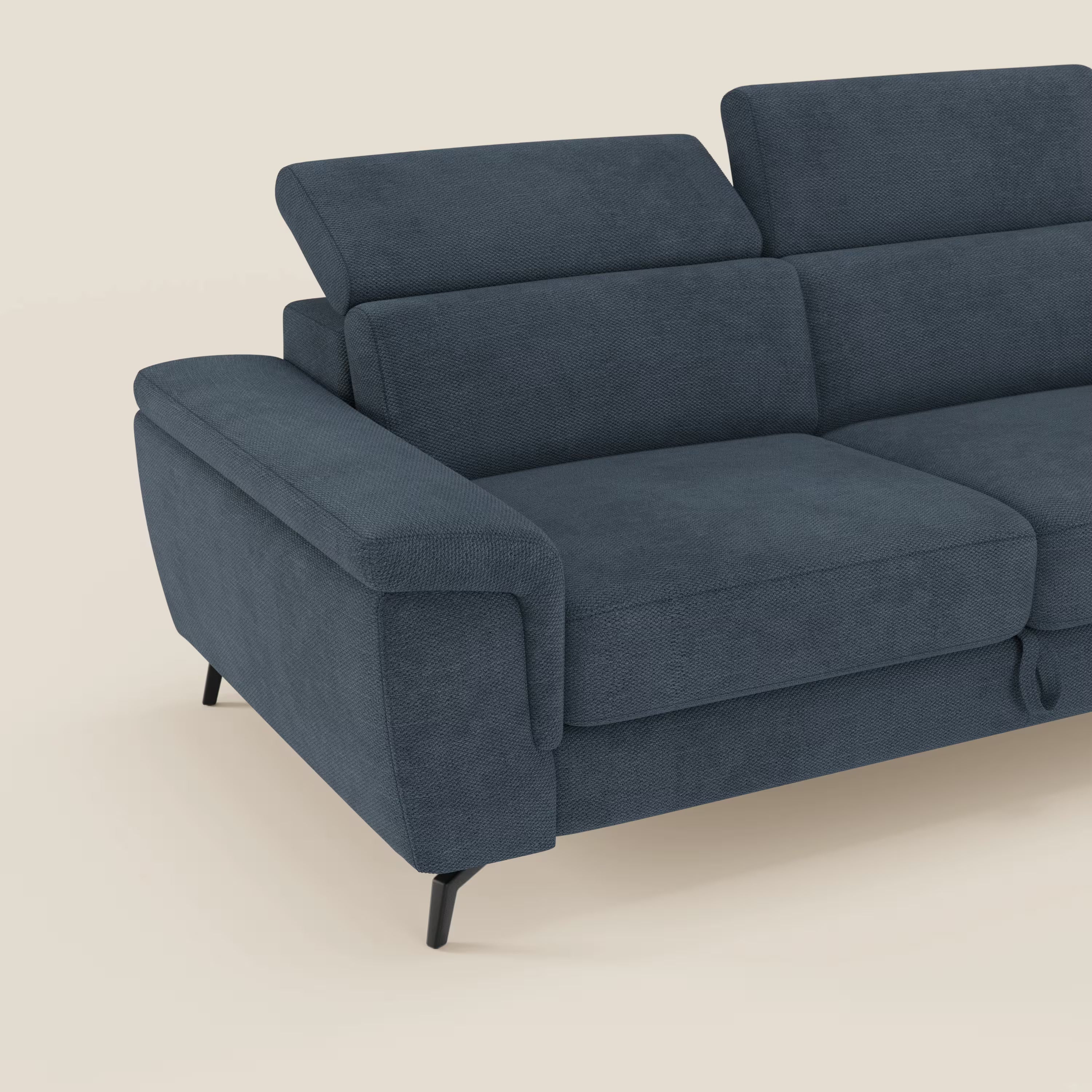 L'Estro Divano 3 posti con pouf estraibile di Divani.Store è in tessuto impermeabile T14 blu, con poggiatesta reclinabili, ampi braccioli e gambe metalliche nere inclinate su fondo bianco sporco. Design moderno e cuscini morbidi per il massimo comfort.