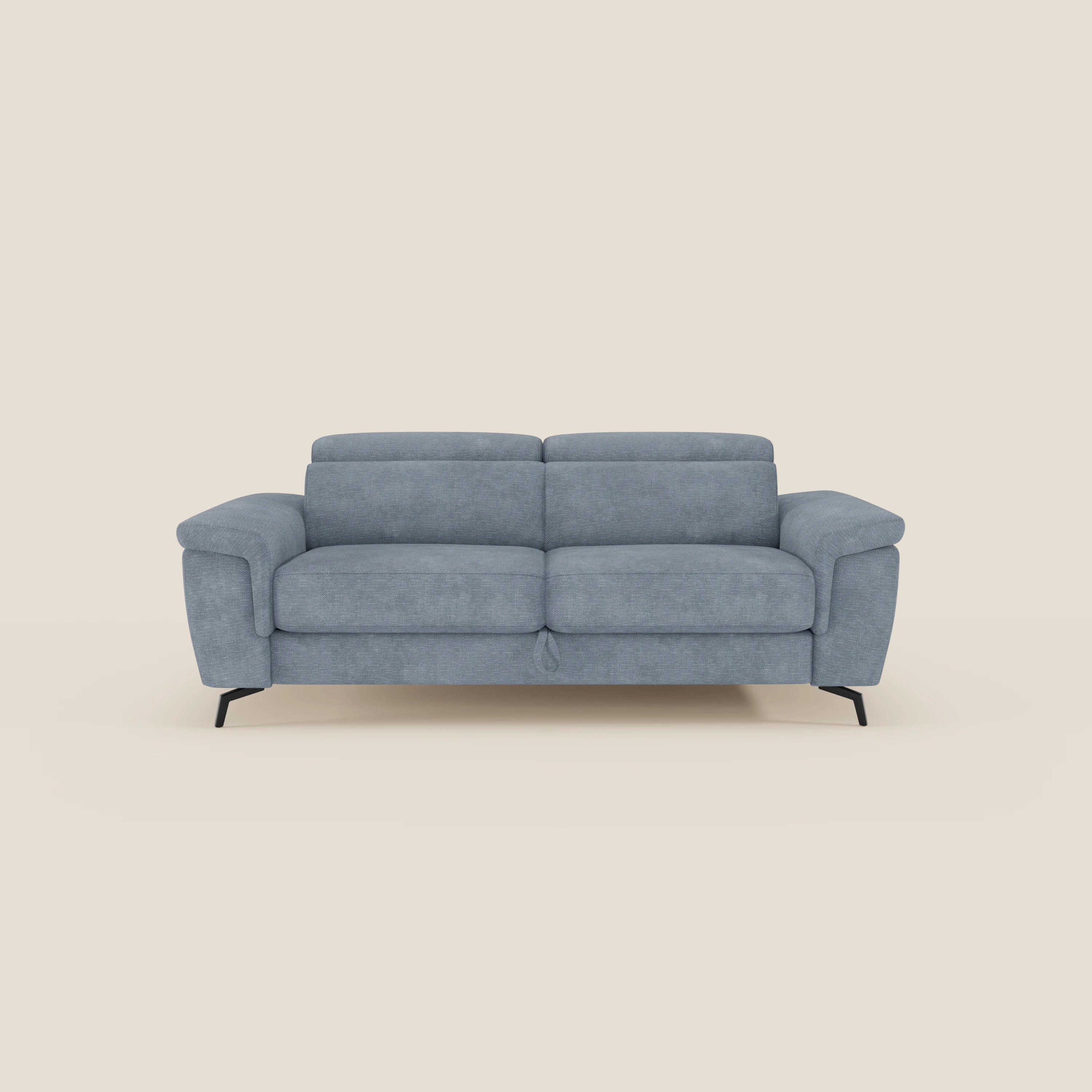 L'Estro Divano 3 posti con pouf estraibile di Divani.Store, in tessuto impermeabile T14 carta da zucchero con poggiatesta reclinabili, si distingue per il design contemporaneo e la texture invitante su uno sfondo beige chiaro.