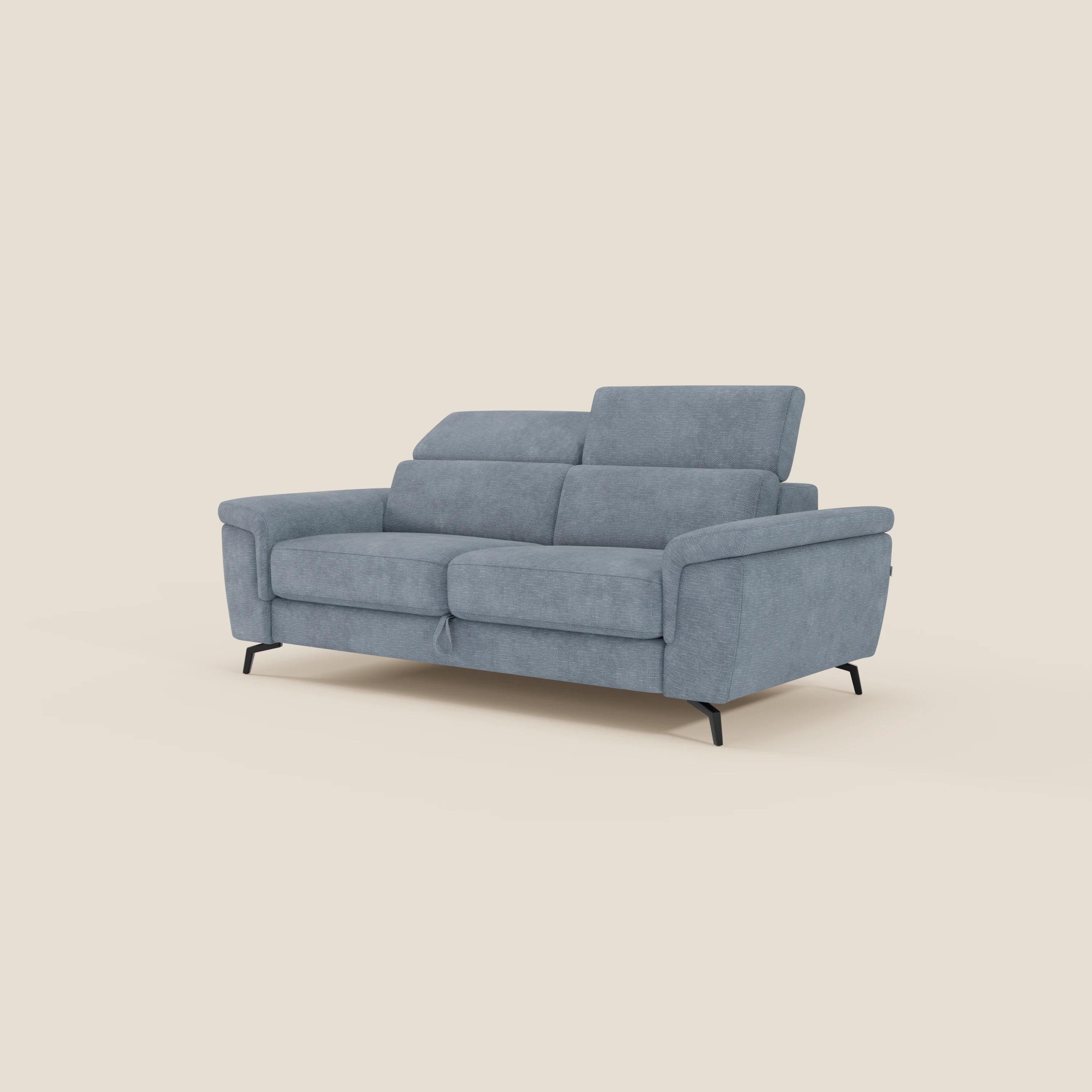 Estro Divano 3 posti di Divani.Store è caratterizzato da tessuto impermeabile T14 carta da zucchero, poggiatesta reclinabili, ampi braccioli, sottili gambe in metallo nero e pouf estraibile. Il design moderno è messo in risalto dallo sfondo beige.