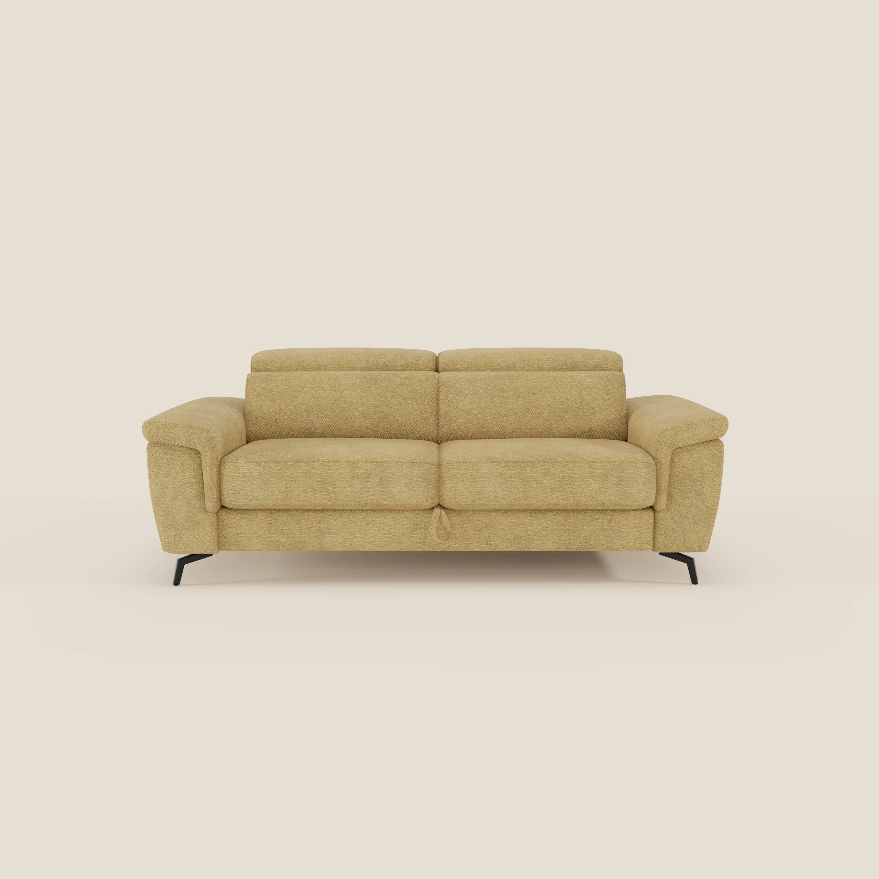 L'Estro Divano 3 posti con pouf estraibile di Divani.Store è presentato su sfondo bianco, con poggiatesta reclinabili ed elegante rivestimento in tessuto impermeabile T14 giallo.
