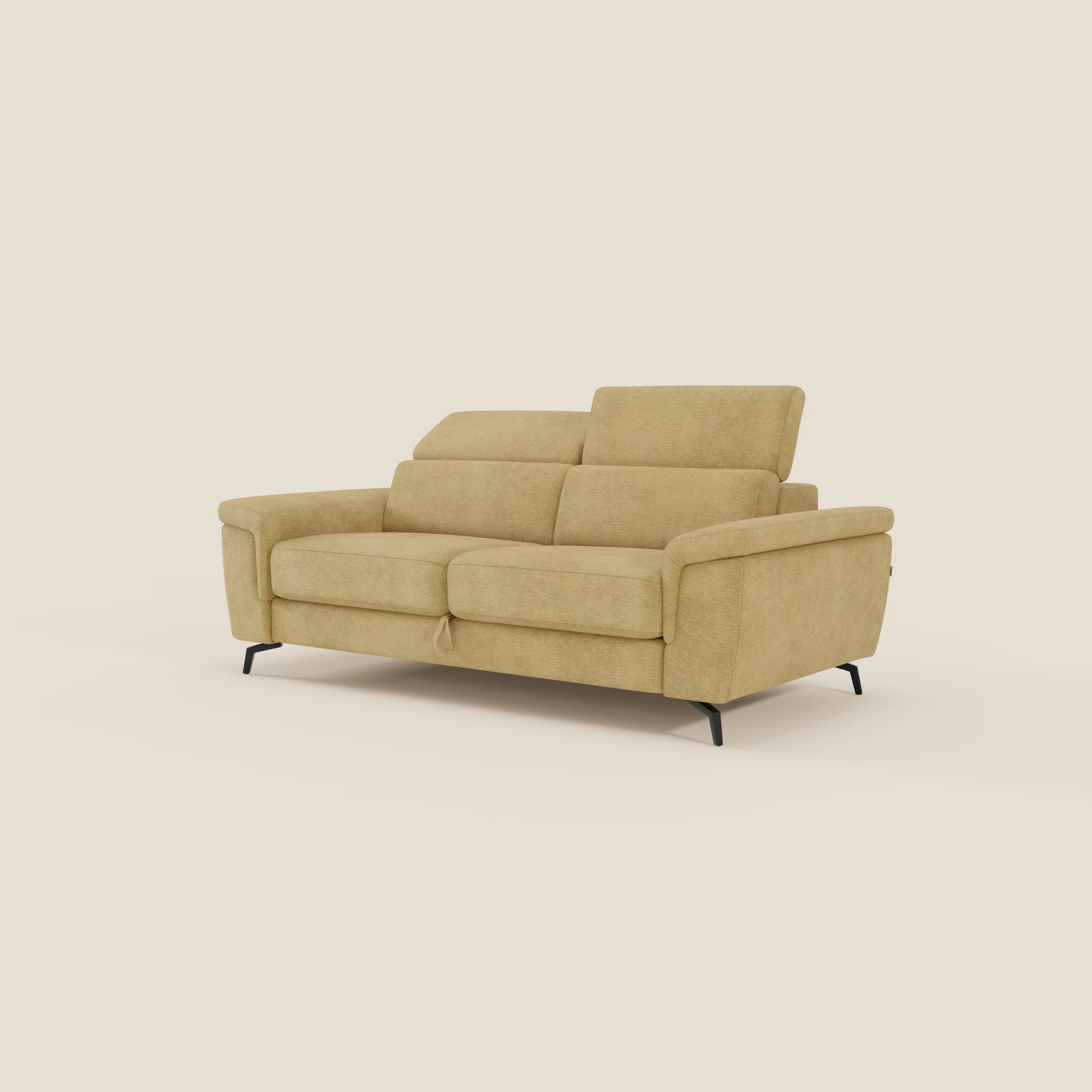 L'Estro Divano 3 posti con pouf estraibile di Divani.Store è caratterizzato da poggiatesta reclinabili, tessuto impermeabile T14 giallo, due cuscini di seduta, braccioli ampi e gambe sottili nere per un design contemporaneo su sfondo crema.