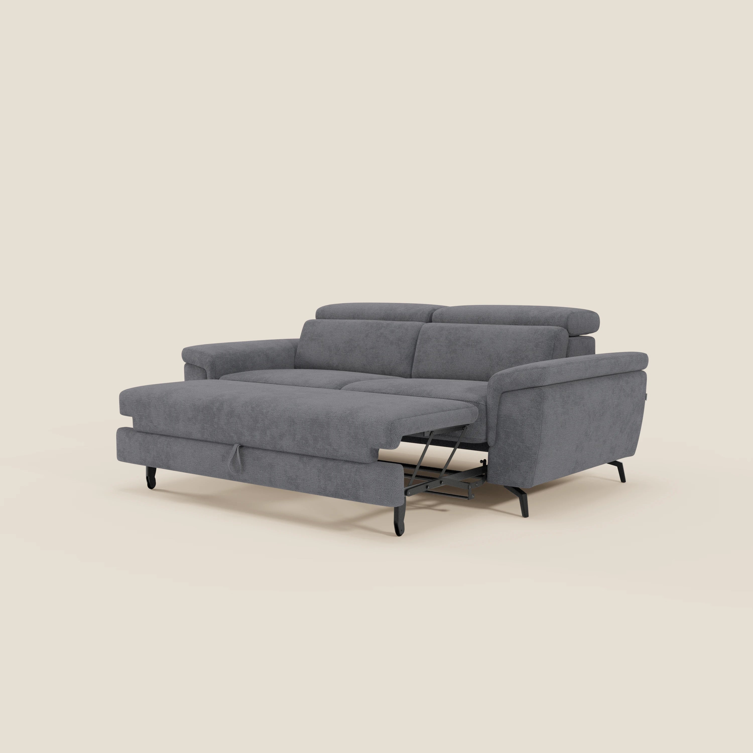 L'Estro Divano 3 posti con pouf estraibile di Divani.Store, in tessuto impermeabile T14 grigio, è caratterizzato da poggiatesta reclinabili e ampi braccioli. Presentato parzialmente reclinato con poggiapiedi metallico esteso, poggia su gambe angolari nere.