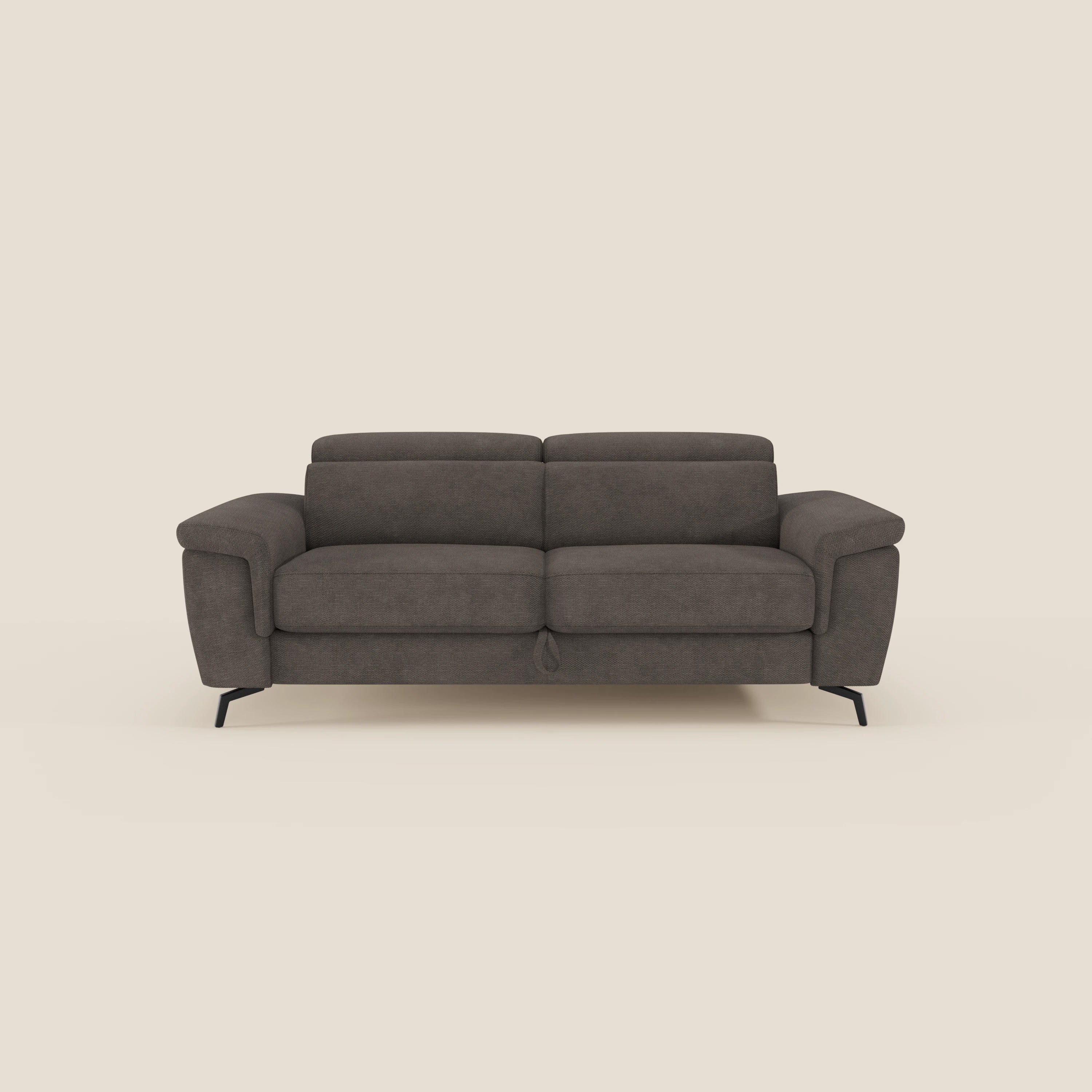 Il divano Estro a 3 posti con pouf estraibile di Divani.Store è caratterizzato da poggiatesta reclinabili, tessuto impermeabile T14 marrone e un design moderno ed elegante, presentato su uno sfondo bianco sporco.