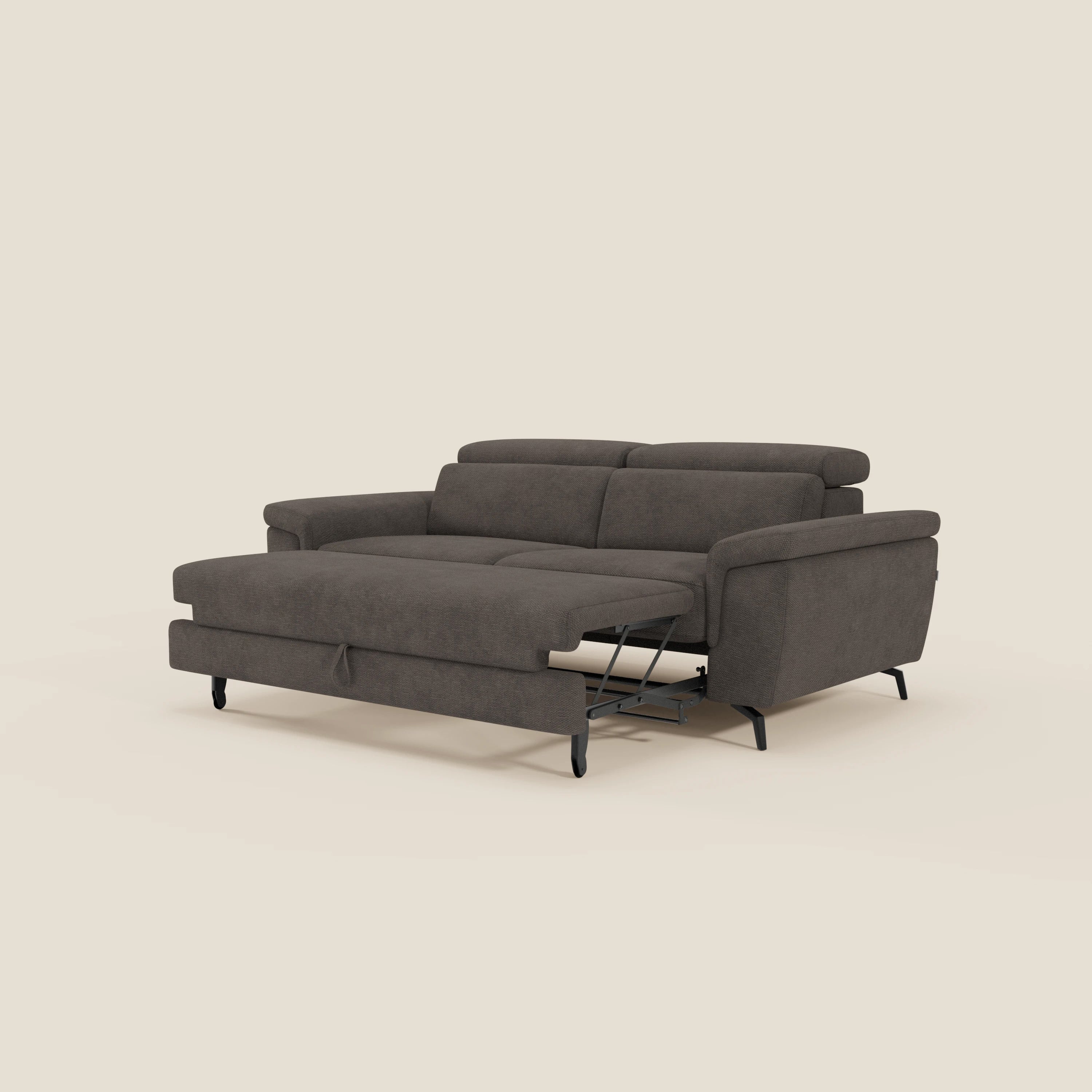 Estro Divano 3 posti di Divani.Store è presentato in tessuto impermeabile marrone T14 con poggiatesta reclinabili e pouf estraibile, su uno sfondo beige tinta unita, che unisce comfort moderno e versatilità.