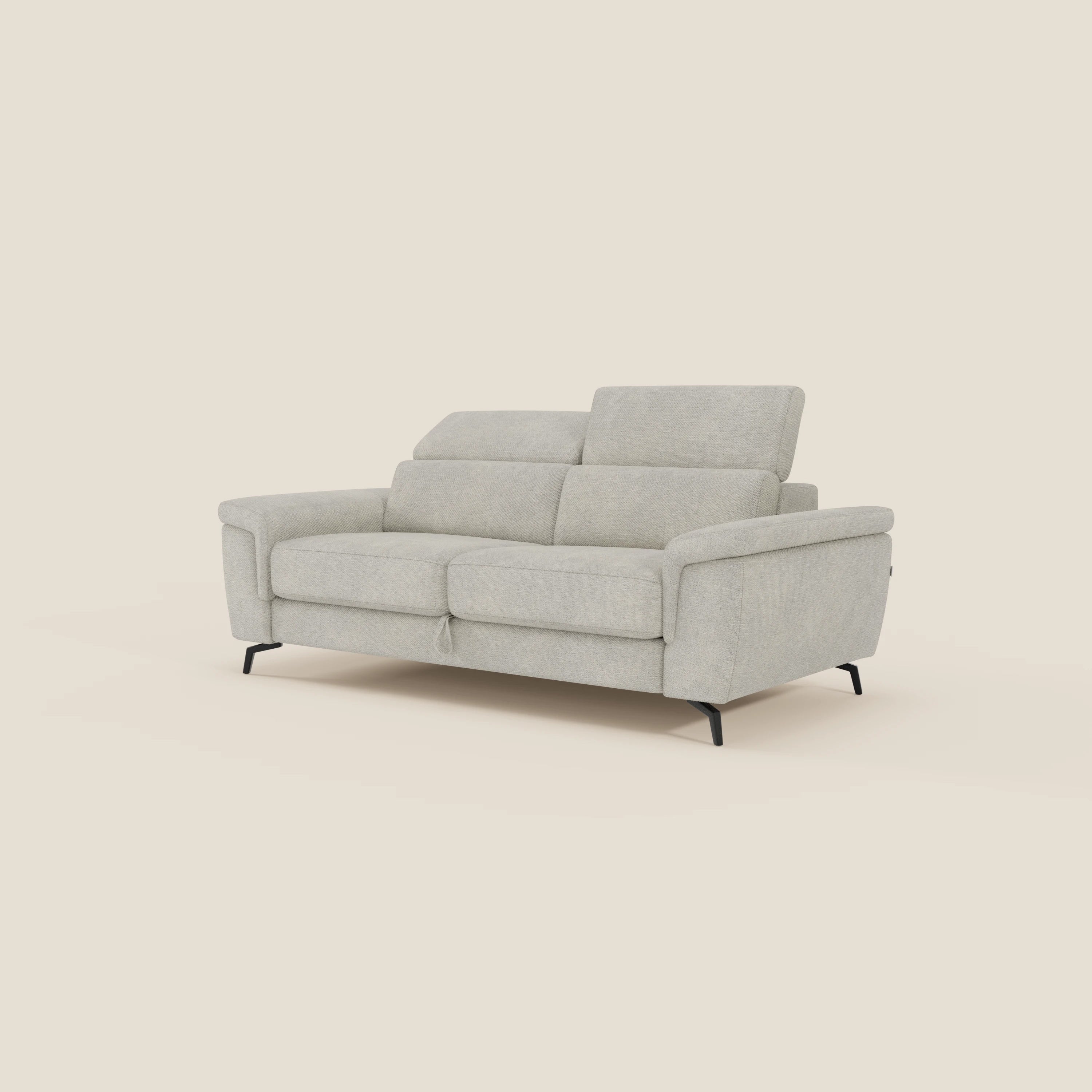 Estro Divano 3 posti di Divani.Store è dotato di pouf estraibile, poggiatesta reclinabili e tessuto panna T14 resistente all'acqua. Le sue linee pulite e i cuscini morbidi offrono un look moderno e confortevole.