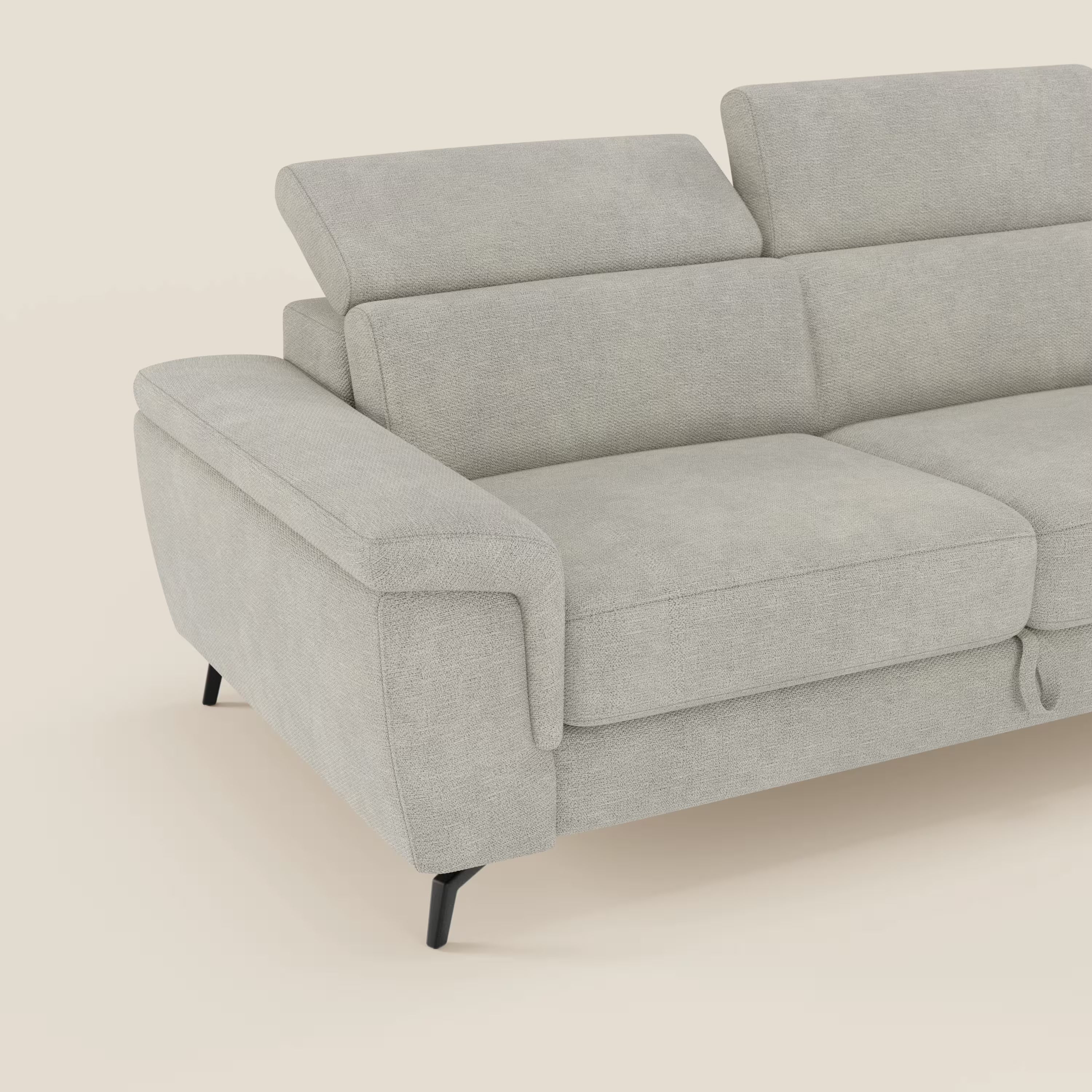 Estro Divano 3 posti con pouf estraibile di Divani.Store è caratterizzato da poggiatesta reclinabili e tessuto impermeabile T14 panna. L'immagine, su un semplice sfondo bianco sporco, mette in evidenza le aree di seduta centrale e sinistra.