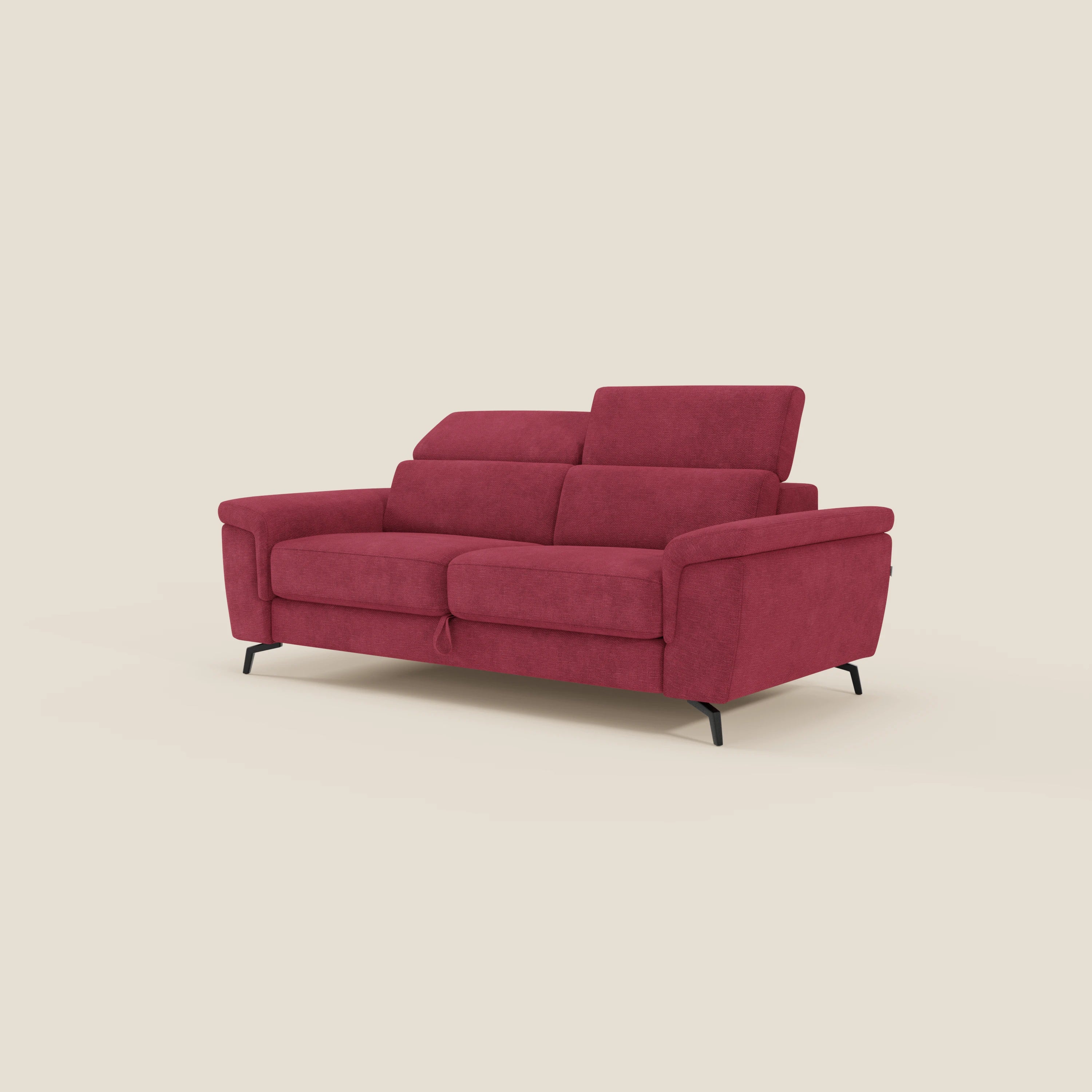 L'Estro Divano 3 posti con pouf estraibile di Divani.Store, in tessuto impermeabile rosso T14 con poggiatesta regolabile e gambe in metallo nero, è caratterizzato da linee eleganti e ampi braccioli, che offrono un comfort avvolgente per due o tre persone.