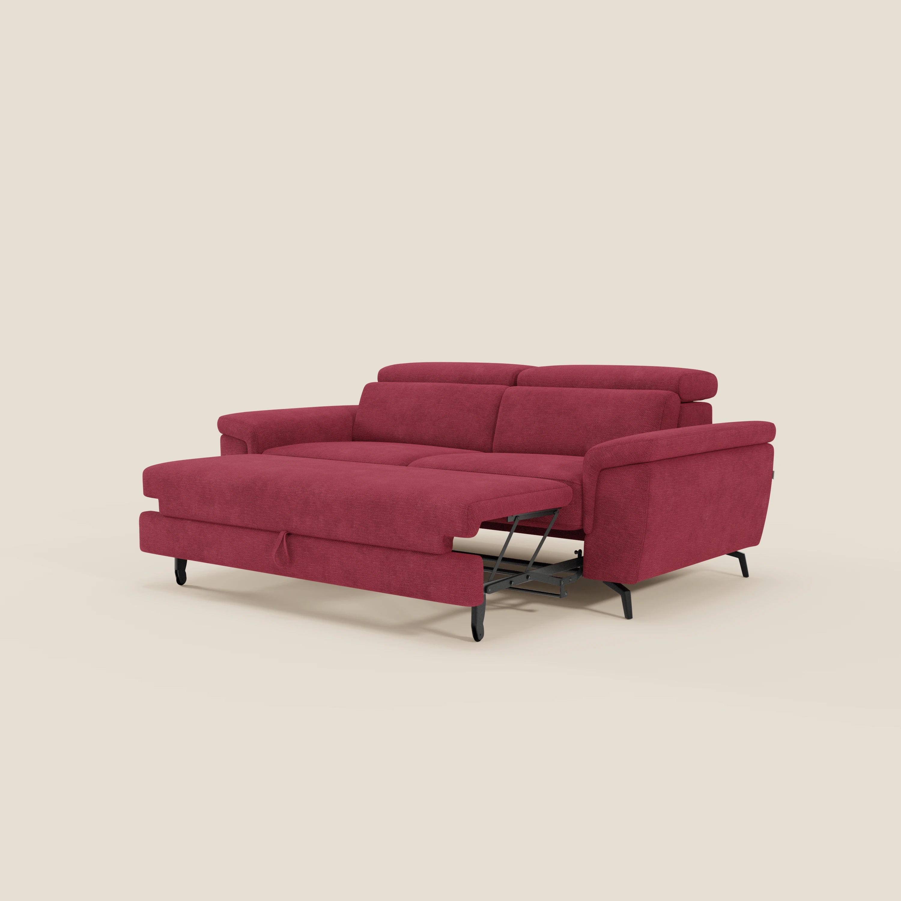 L'Estro Divano 3 posti con pouf estraibile di Divani.Store in impermeabile T14 rosso è caratterizzato da poggiatesta reclinabili, braccioli in feltro e gambe nere. Mostrato parzialmente esteso come letto, il suo design pulito si staglia su un semplice sfondo beige.