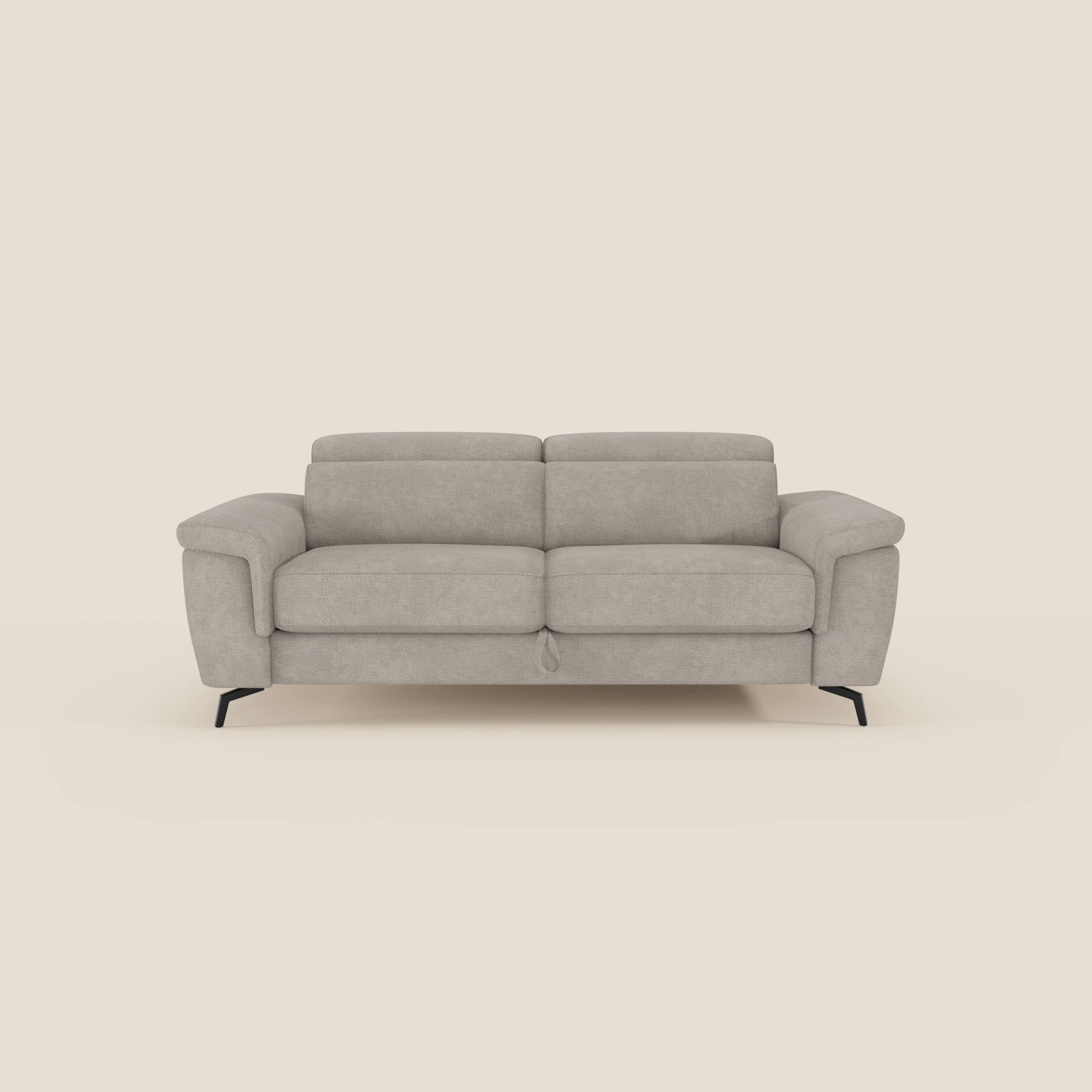 Estro Divano 3 posti di Divani.Store è caratterizzato da poggiatesta reclinabili, pouf estraibile e morbido tessuto impermeabile T14 tortora. Il suo design moderno è accentuato dalla seduta morbida e dalle eleganti gambe nere.