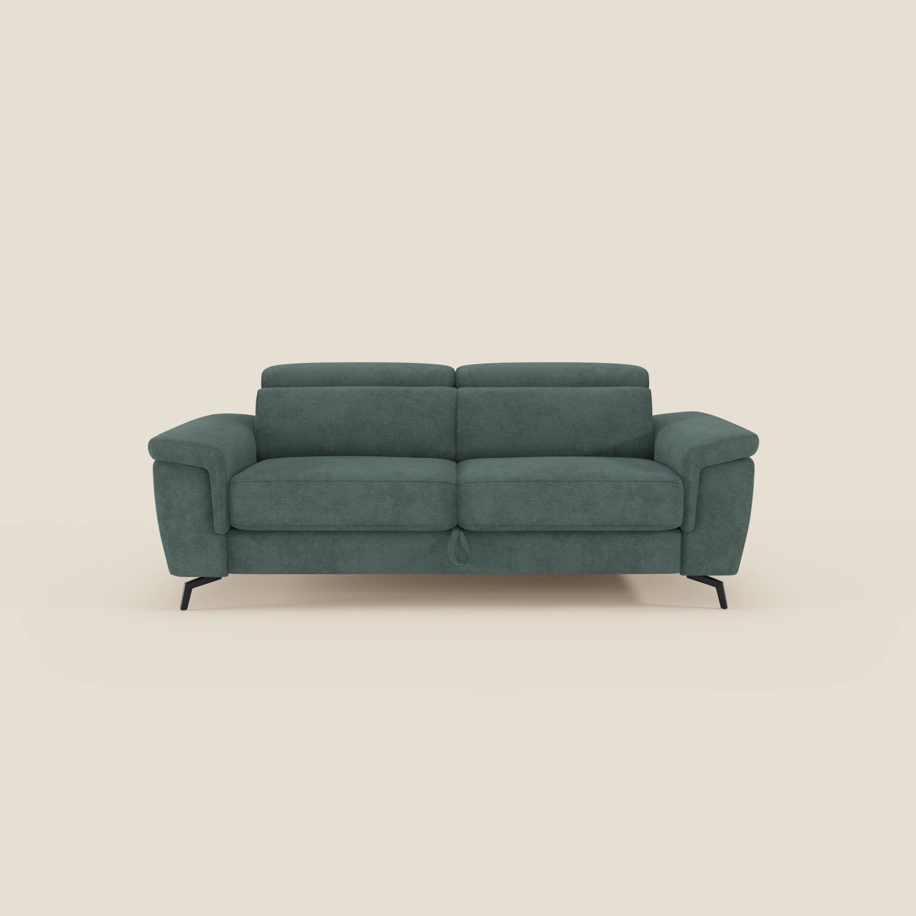 L'Estro Divano 3 posti con pouf estraibile di Divani.Store, in T14 impermeabile verde, è caratterizzato da poggiatesta reclinabili e sedute imbottite, con ampi braccioli e sottili gambe nere, su uno sfondo tinta unita color crema.