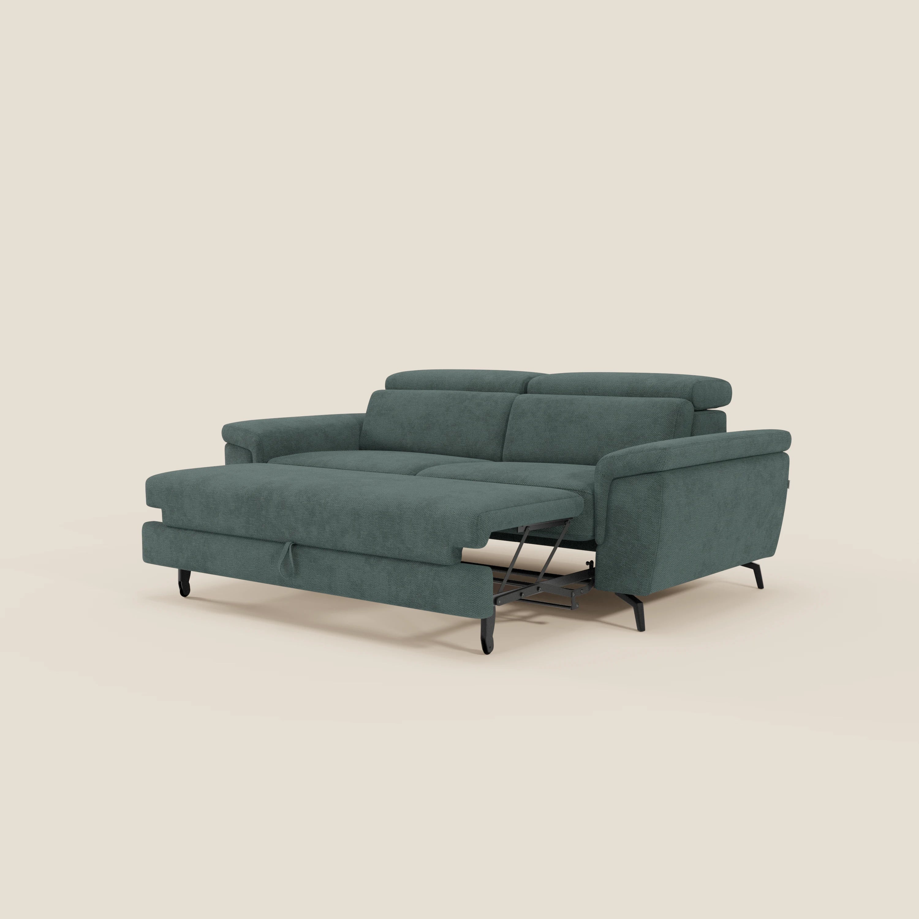 L'Estro Divano 3 posti con pouf estraibile di Divani.Store, in tessuto impermeabile T14 verde, è caratterizzato da poggiatesta reclinabili e da un look moderno con cuscini in peluche su sfondo beige.